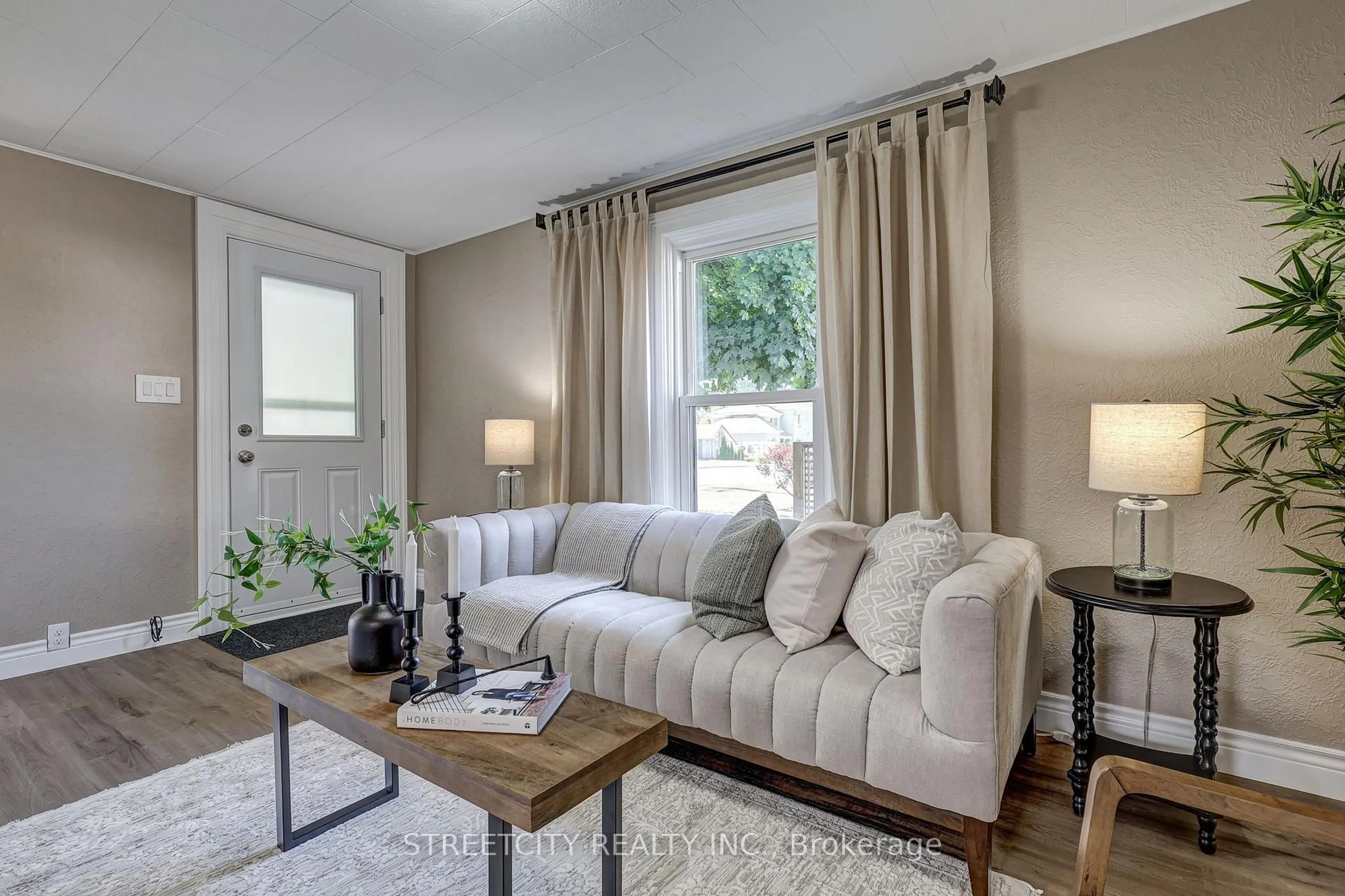 Living room with furniture, unknown for 38 St. Andrew St, Aylmer Ontario N5H 2N1