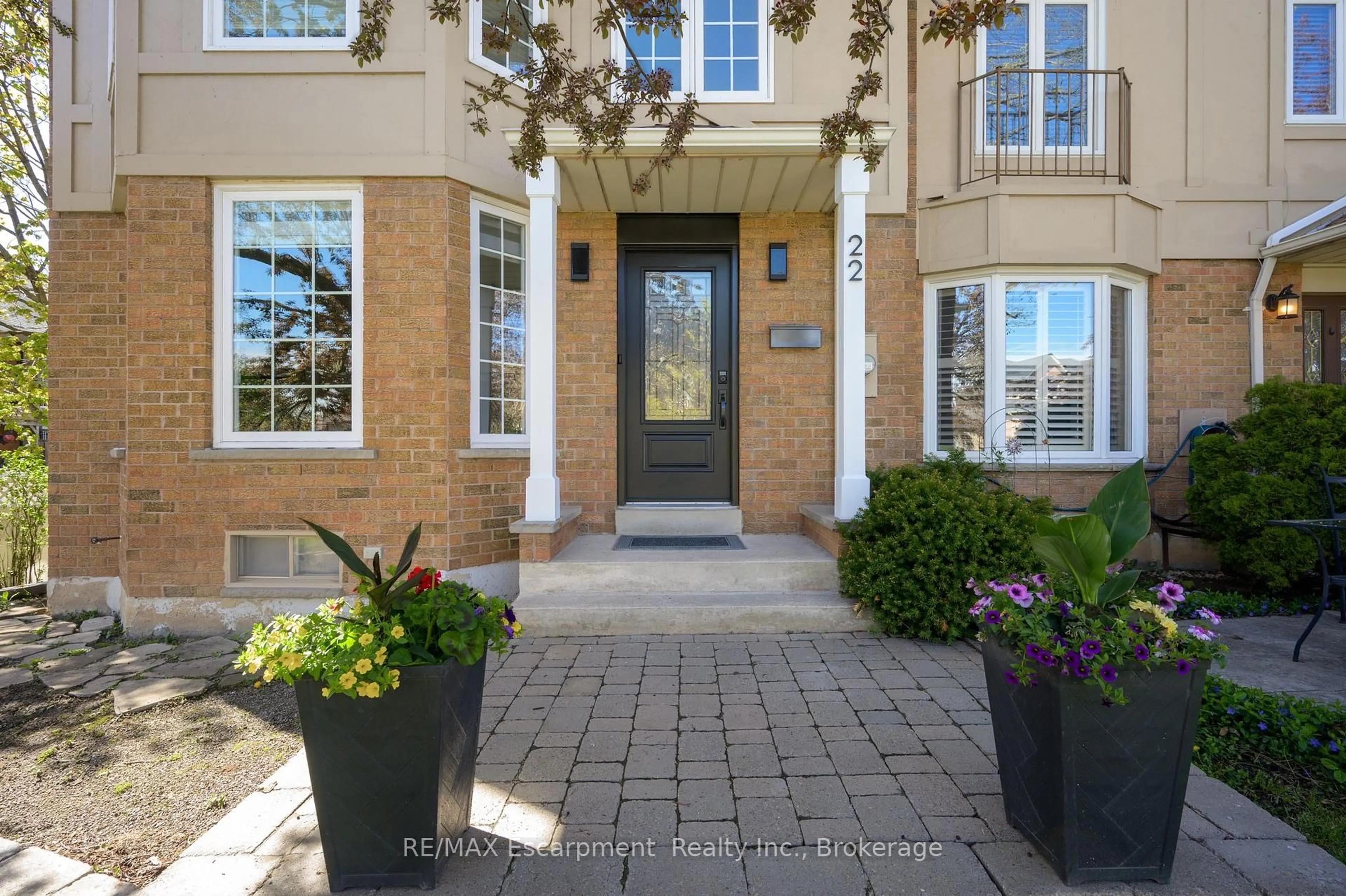 Indoor entryway for 22 Waterford Cres, Hamilton Ontario L8E 4Z9