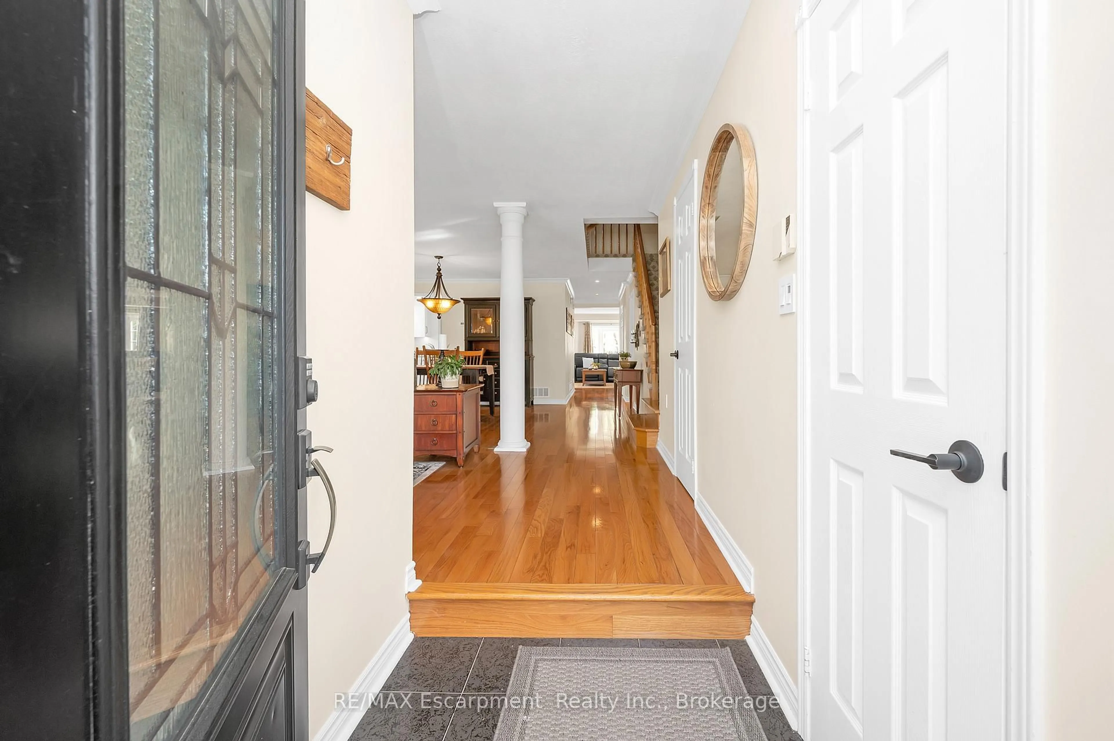Indoor entryway for 22 Waterford Cres, Hamilton Ontario L8E 4Z9