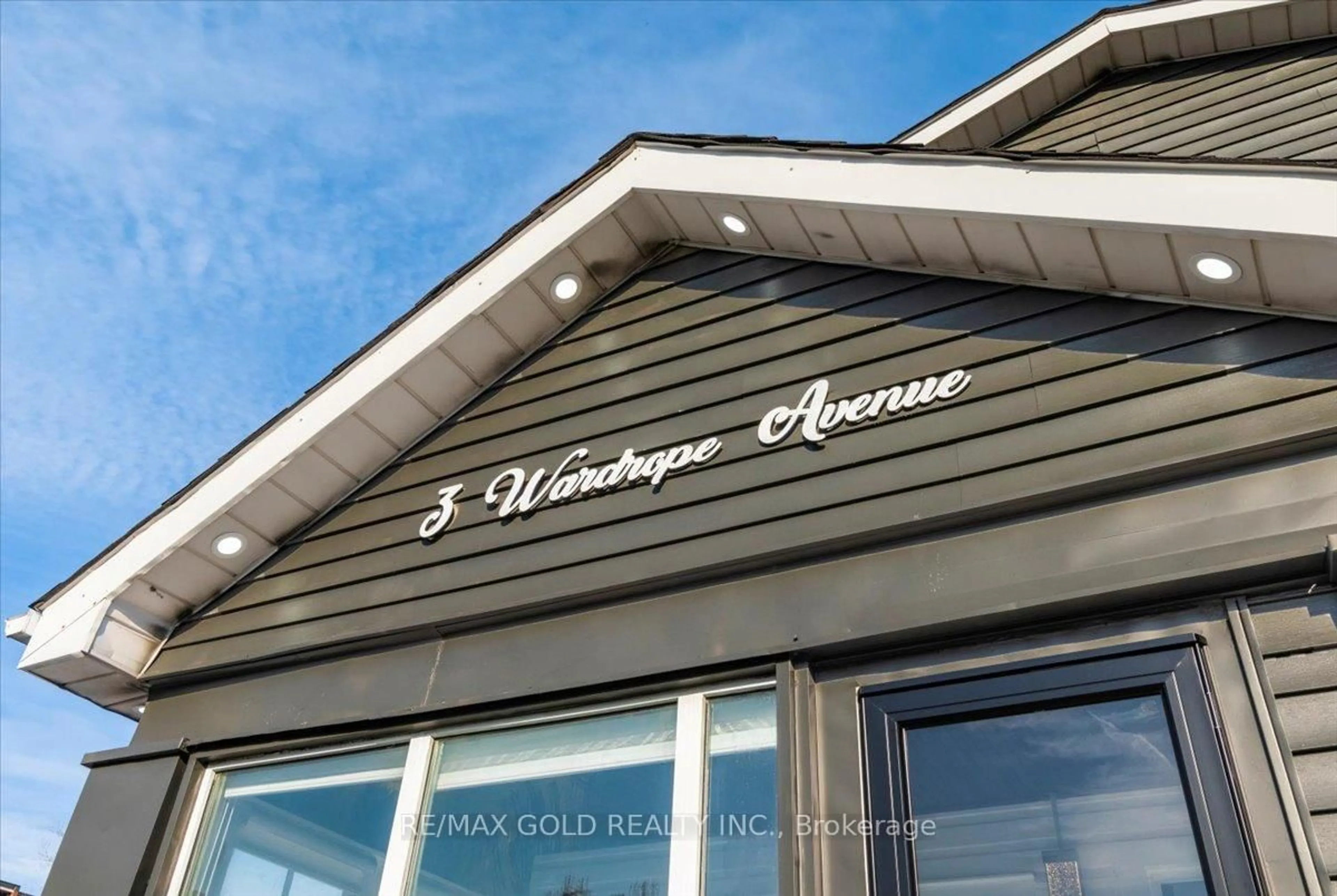 Home with vinyl exterior material, building for 3 Wardrope Ave, Hamilton Ontario L8G 1R9