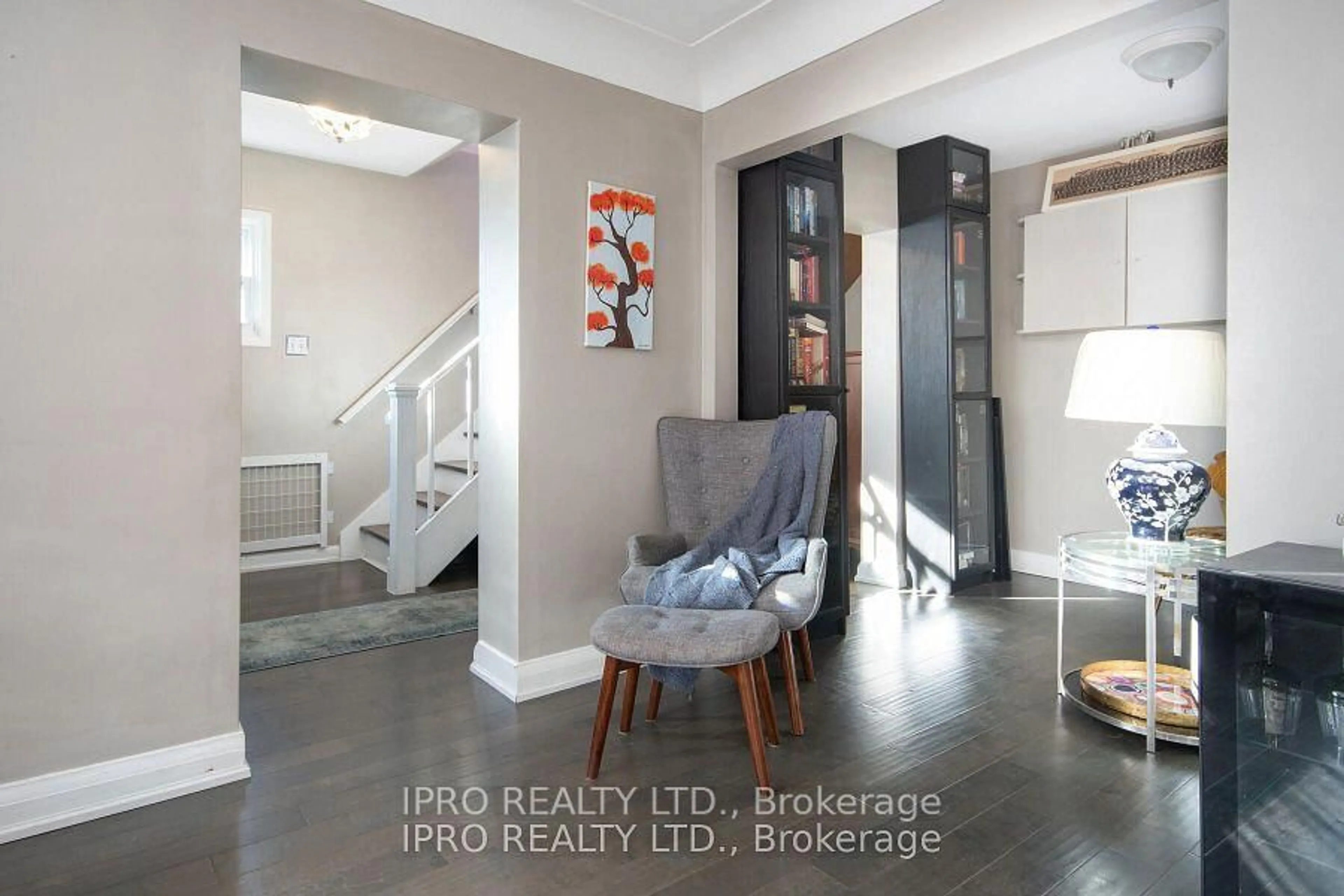 Indoor entryway for 74 Pinelands Ave, Hamilton Ontario L8E 3A9