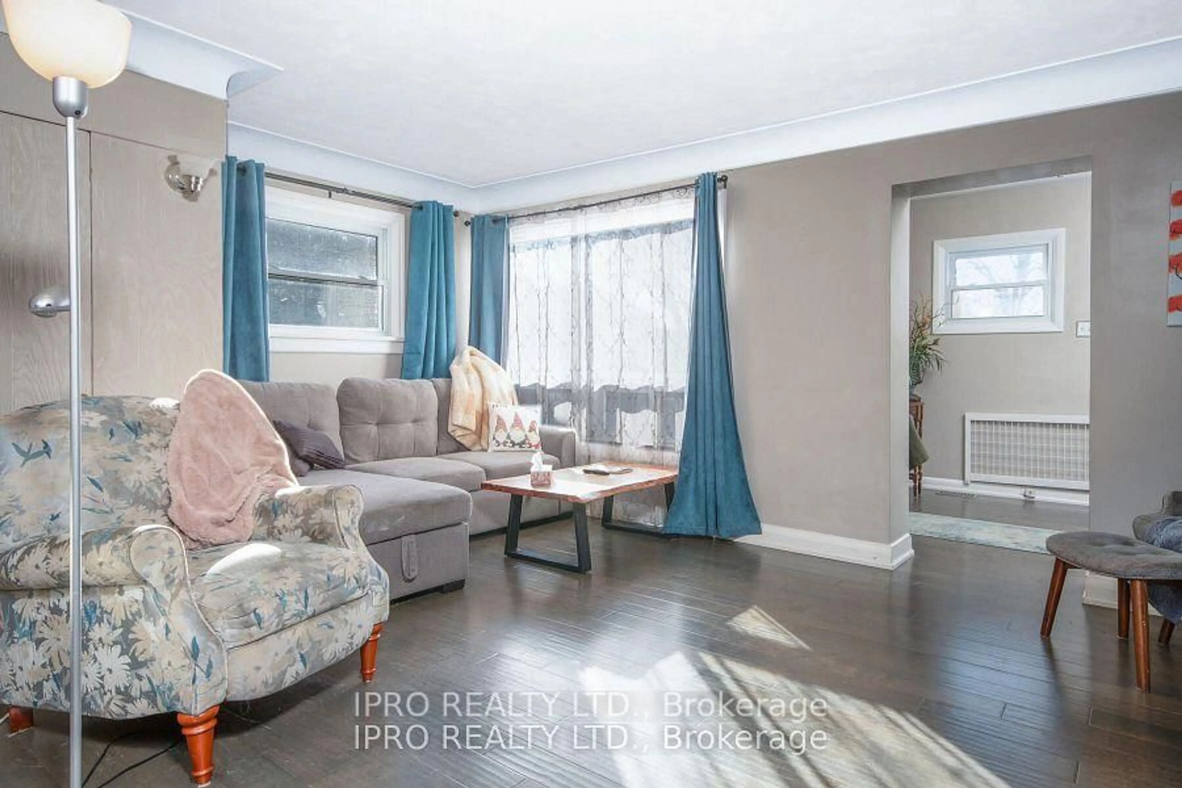 Living room with furniture, wood/laminate floor for 74 Pinelands Ave, Hamilton Ontario L8E 3A9