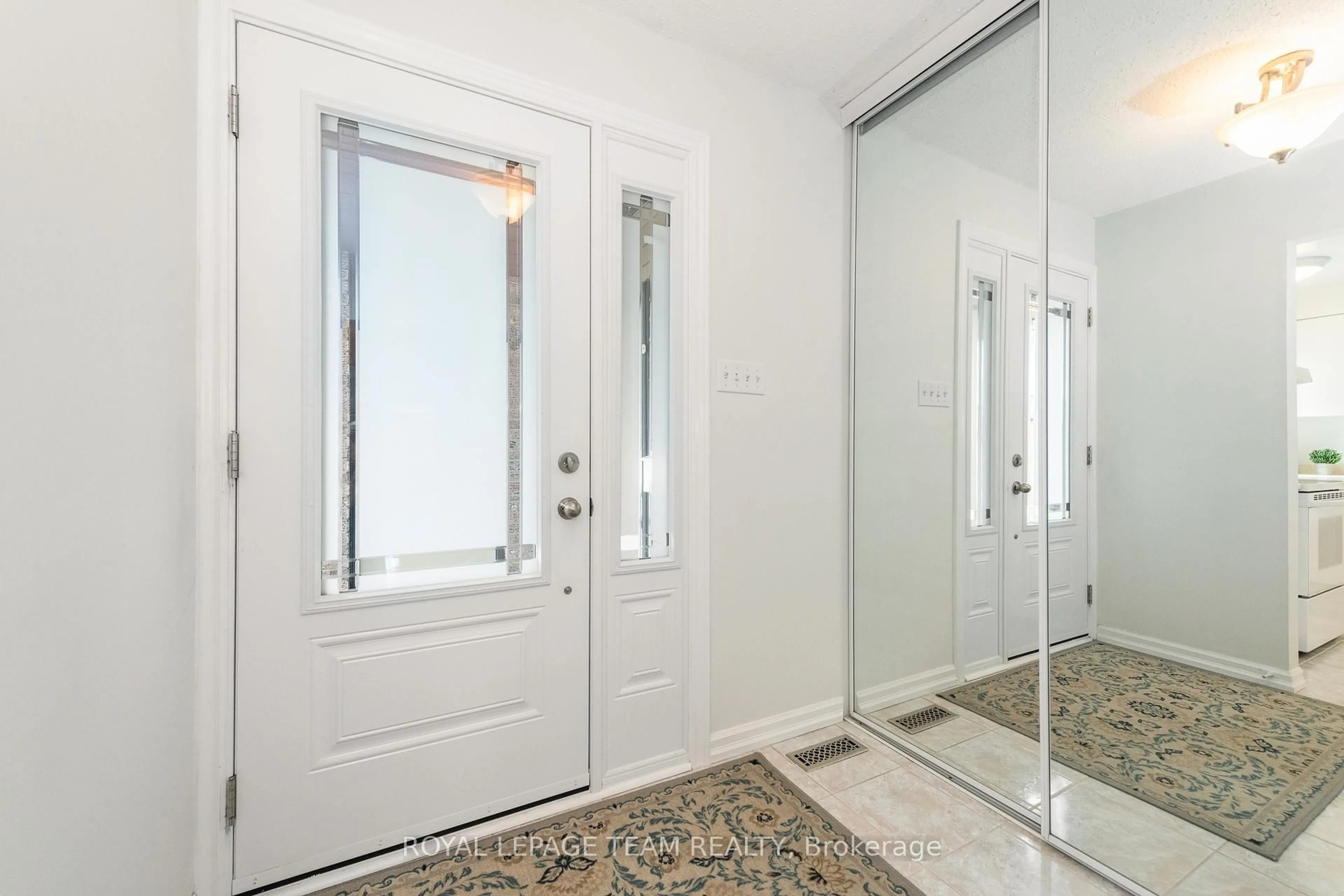 Indoor entryway for 2604 Southvale Cres, Ottawa Ontario K1B 5B5