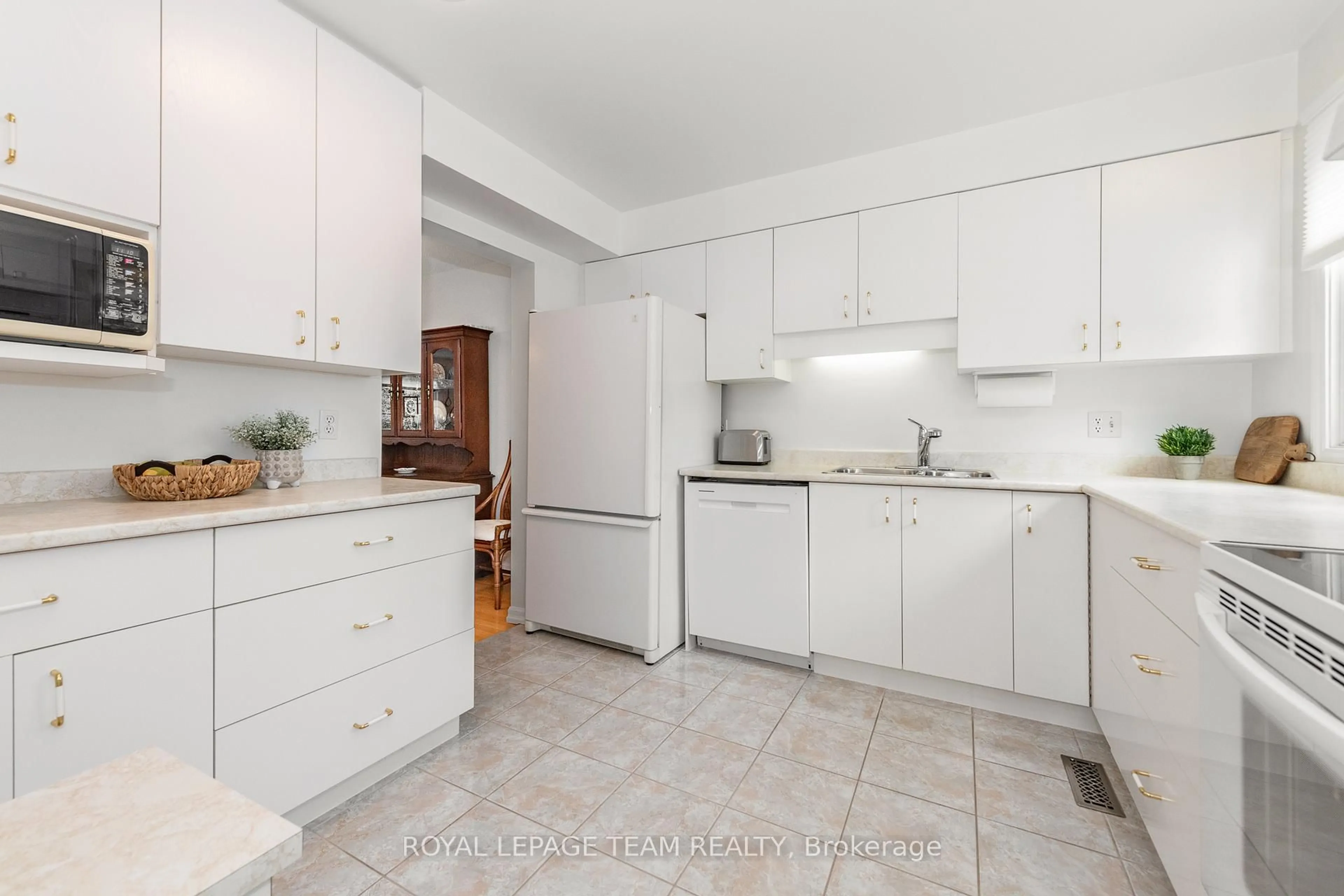 Standard kitchen, ceramic/tile floor for 2604 Southvale Cres, Ottawa Ontario K1B 5B5