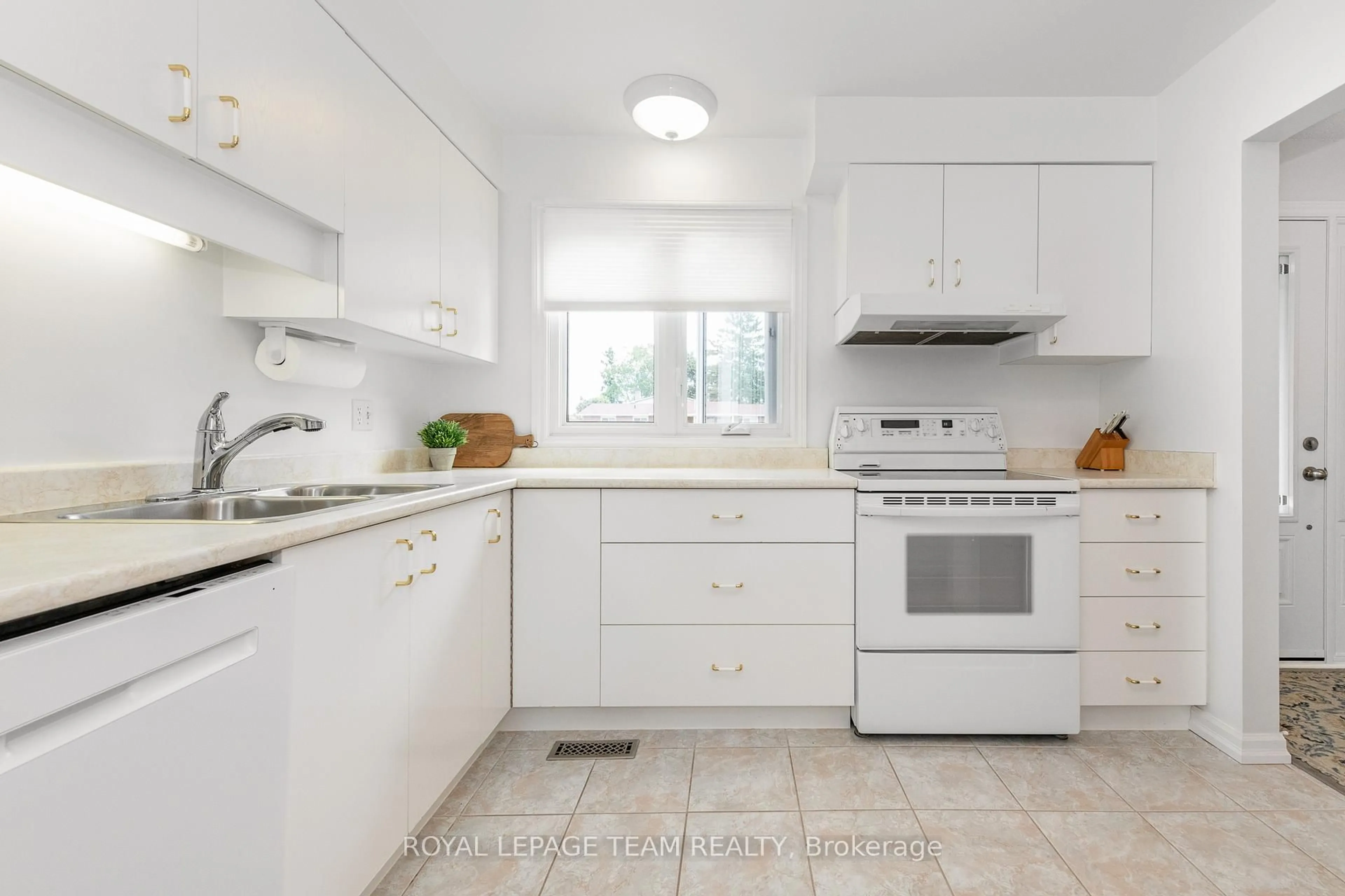 Standard kitchen, ceramic/tile floor for 2604 Southvale Cres, Ottawa Ontario K1B 5B5