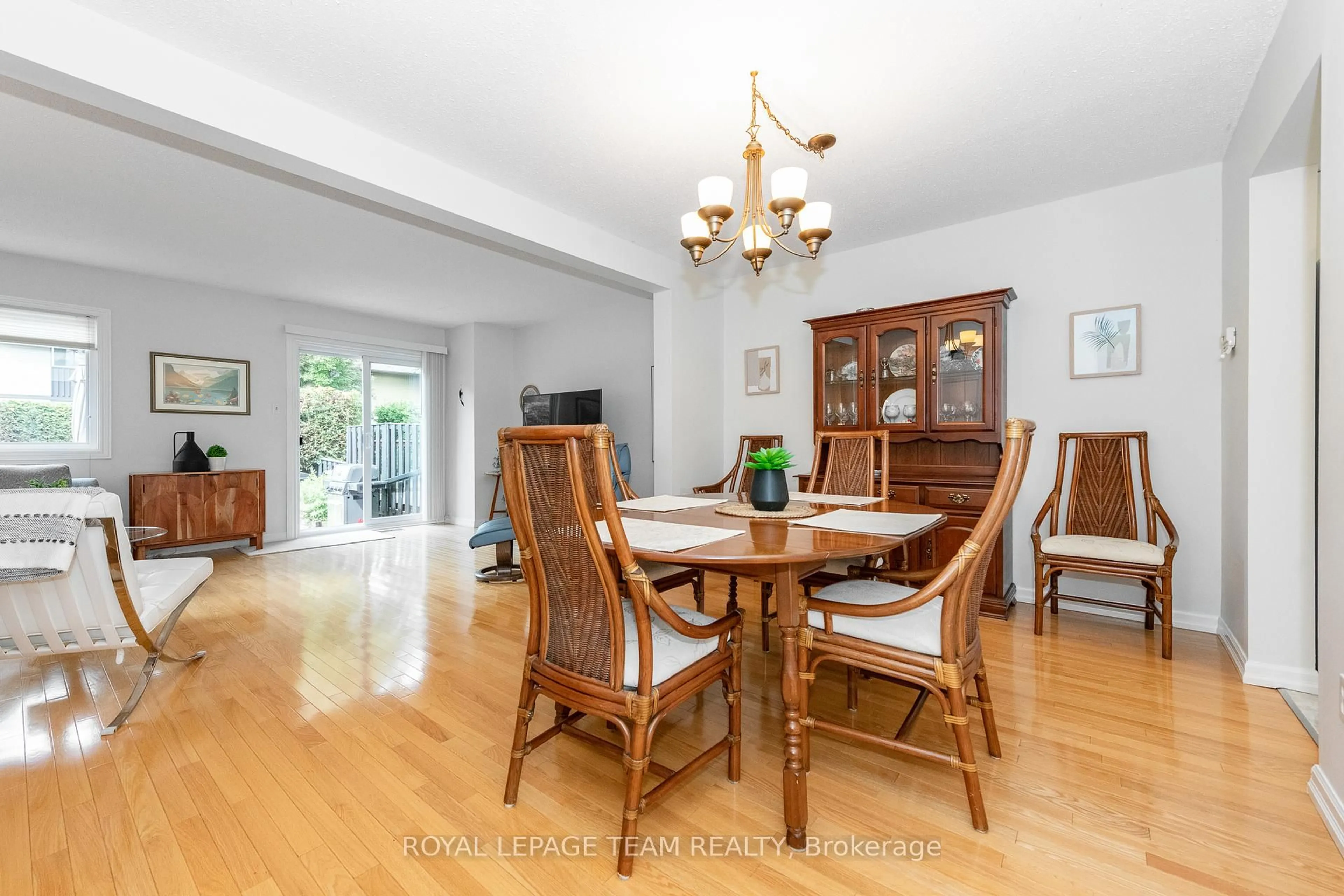 Dining room, wood/laminate floor for 2604 Southvale Cres, Ottawa Ontario K1B 5B5