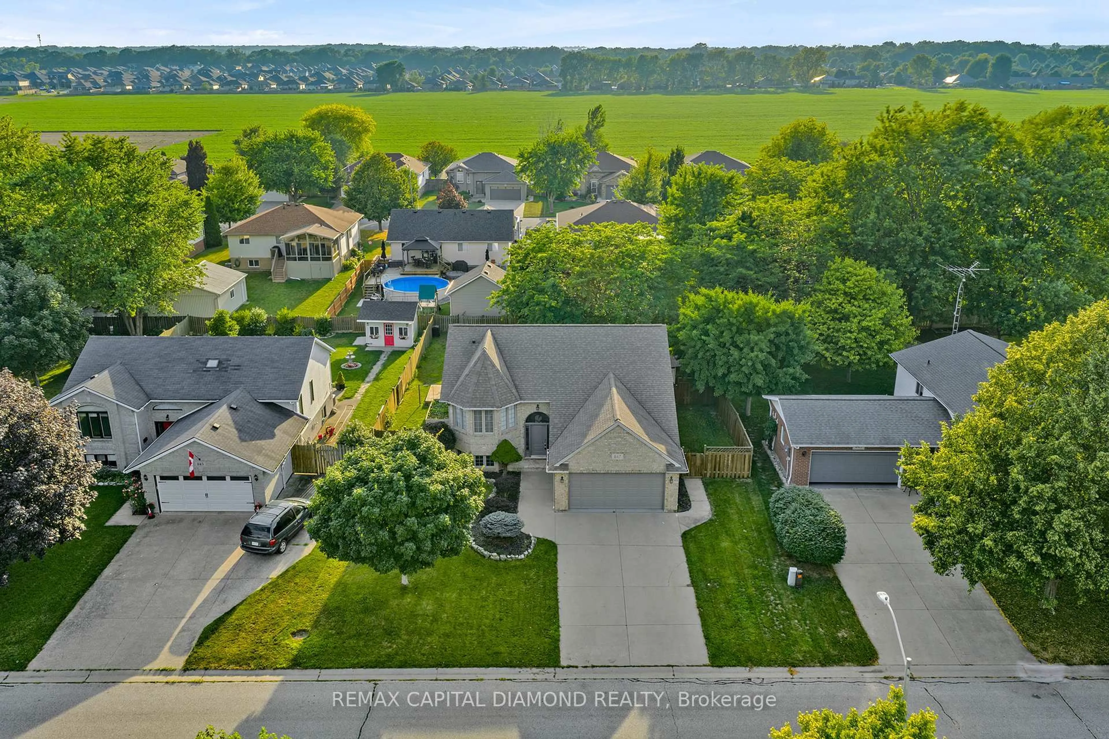 A pic from outside/outdoor area/front of a property/back of a property/a pic from drone, water/lake/river/ocean view for 847 Lawndale Ave, Kingsville Ontario N9Y 3S5