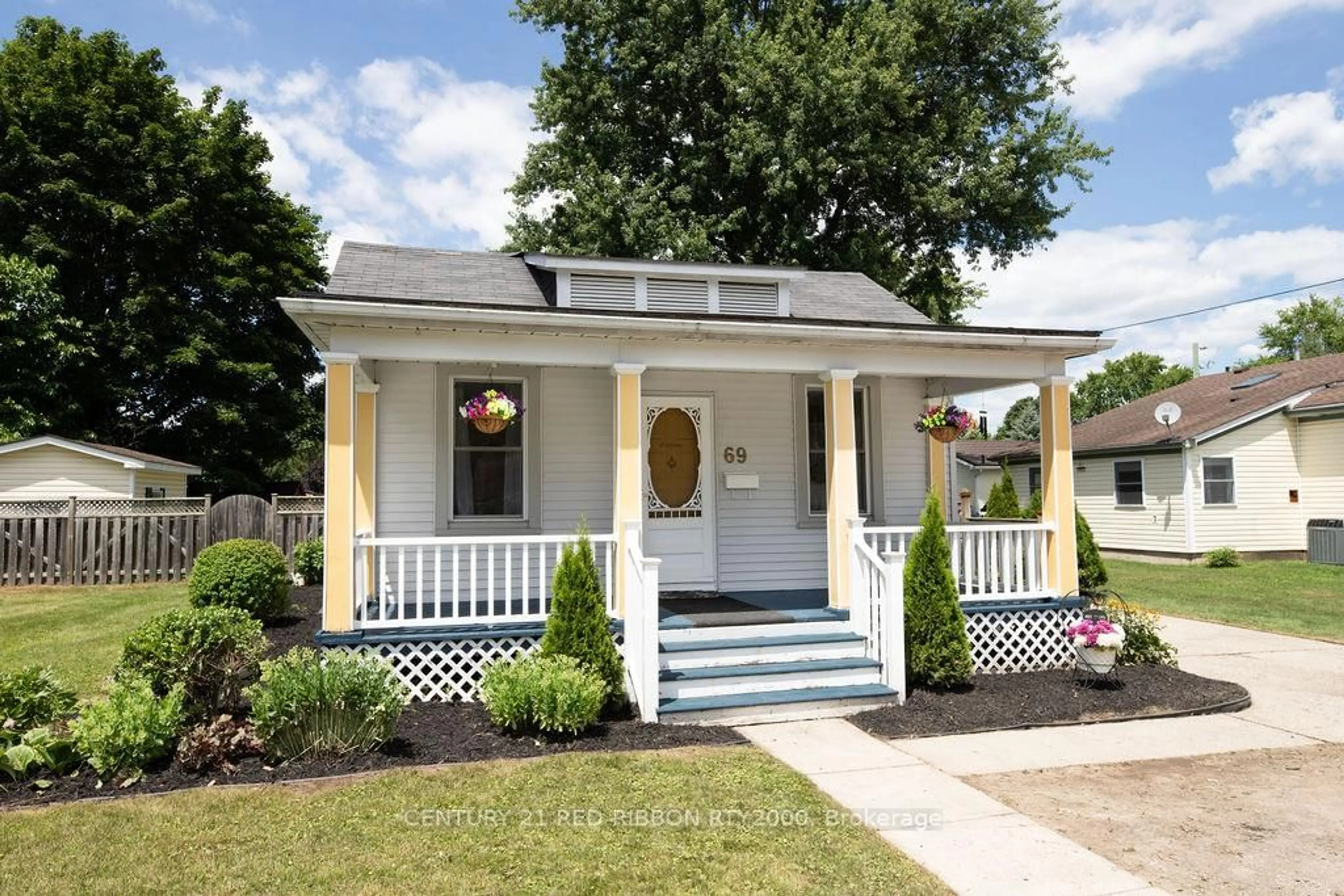 Home with vinyl exterior material, street for 69 HIGH St, Strathroy-Caradoc Ontario N7G 1G7
