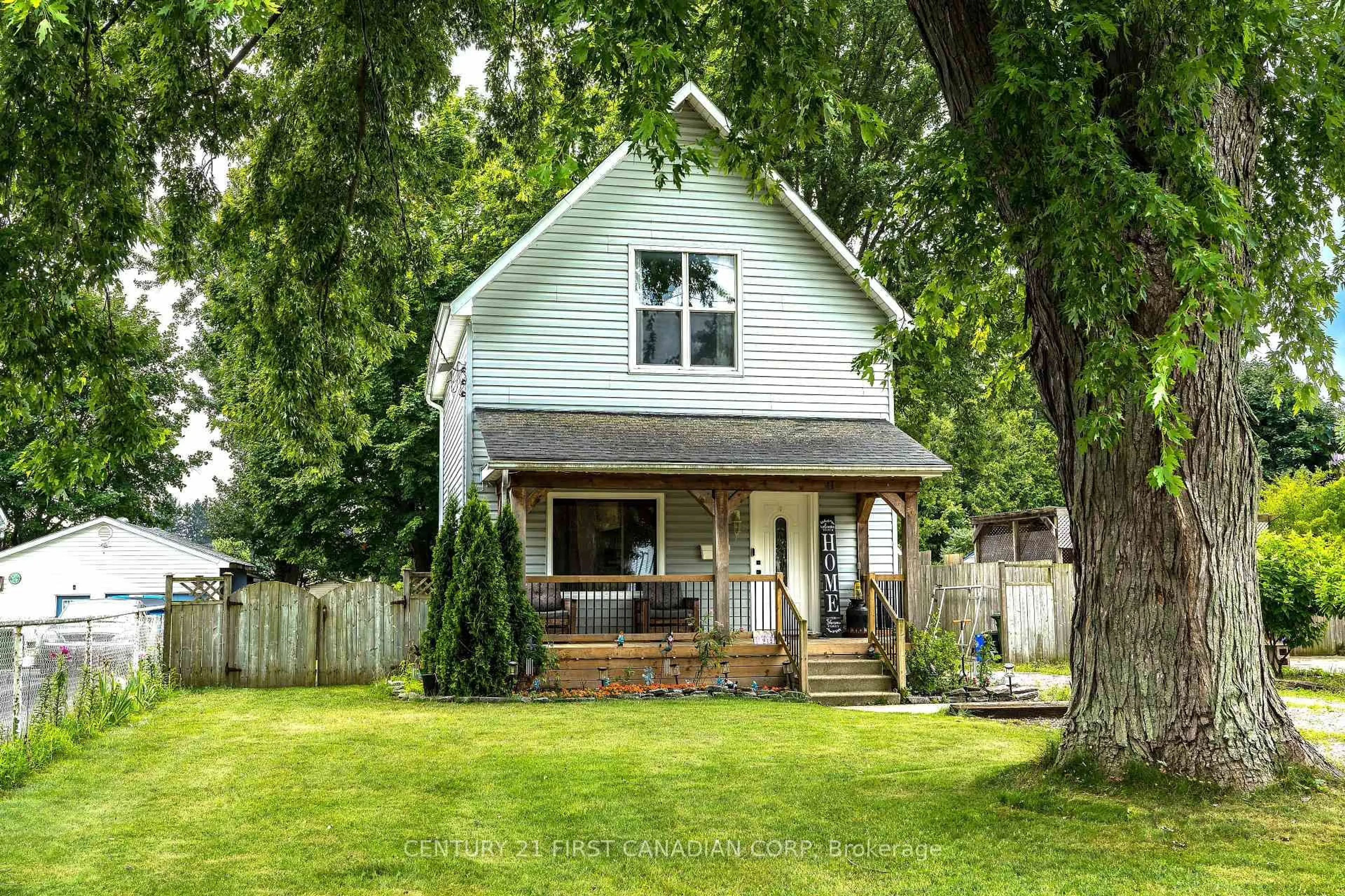 Home with vinyl exterior material, street for 41 South Edgeware Rd, St. Thomas Ontario N5P 2H5