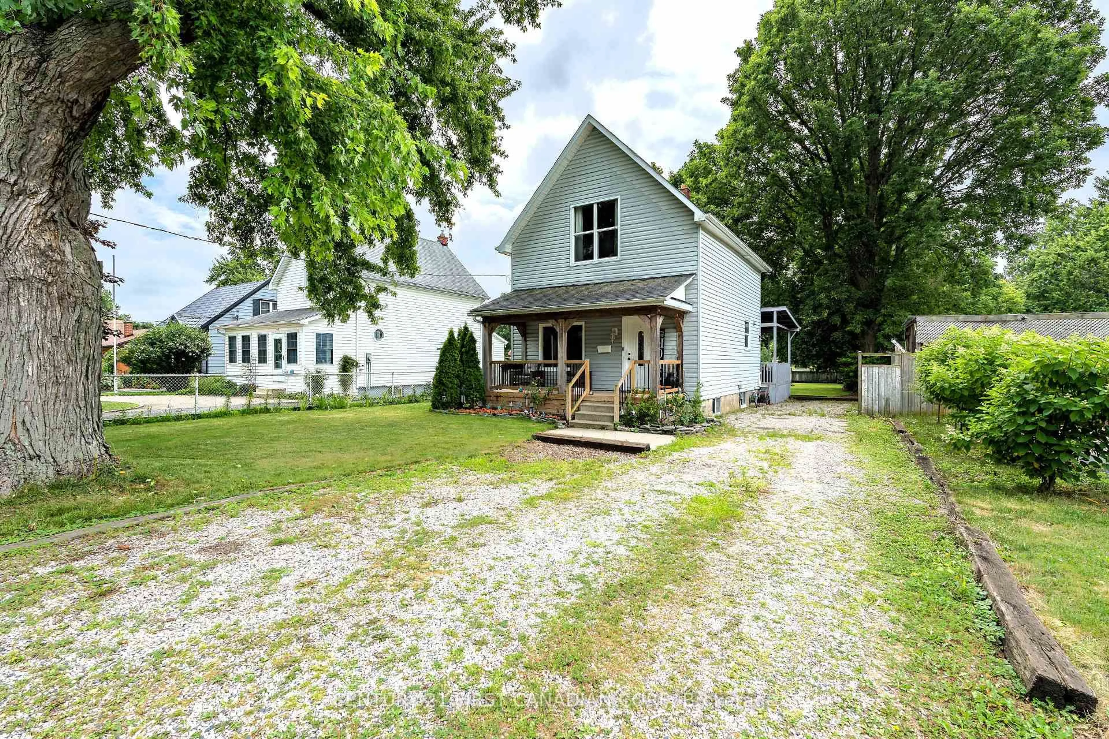 A pic from outside/outdoor area/front of a property/back of a property/a pic from drone, street for 41 South Edgeware Rd, St. Thomas Ontario N5P 2H5