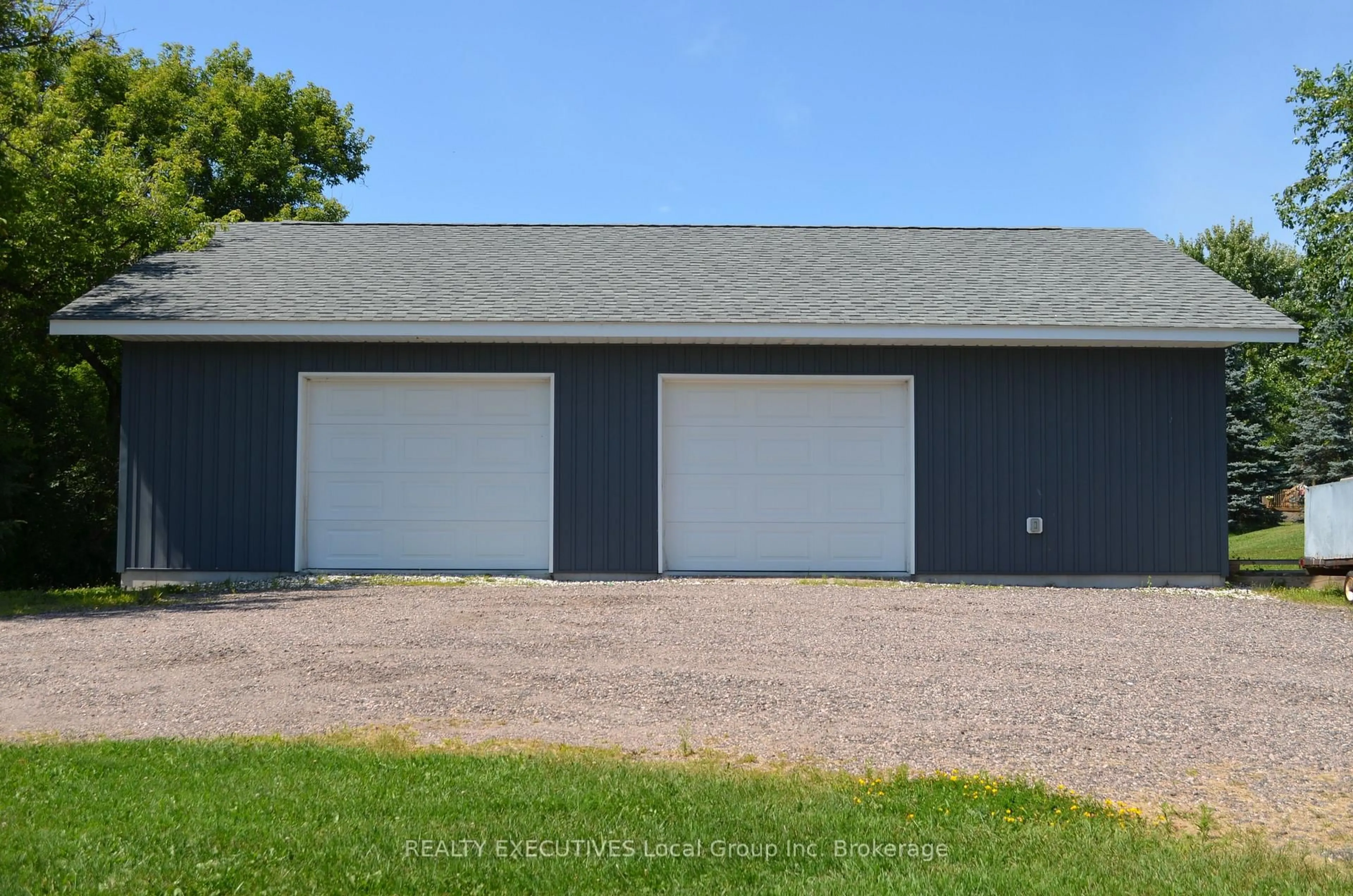 Indoor garage for 98 Memorial Park Dr, Powassan Ontario P0H 1Z0