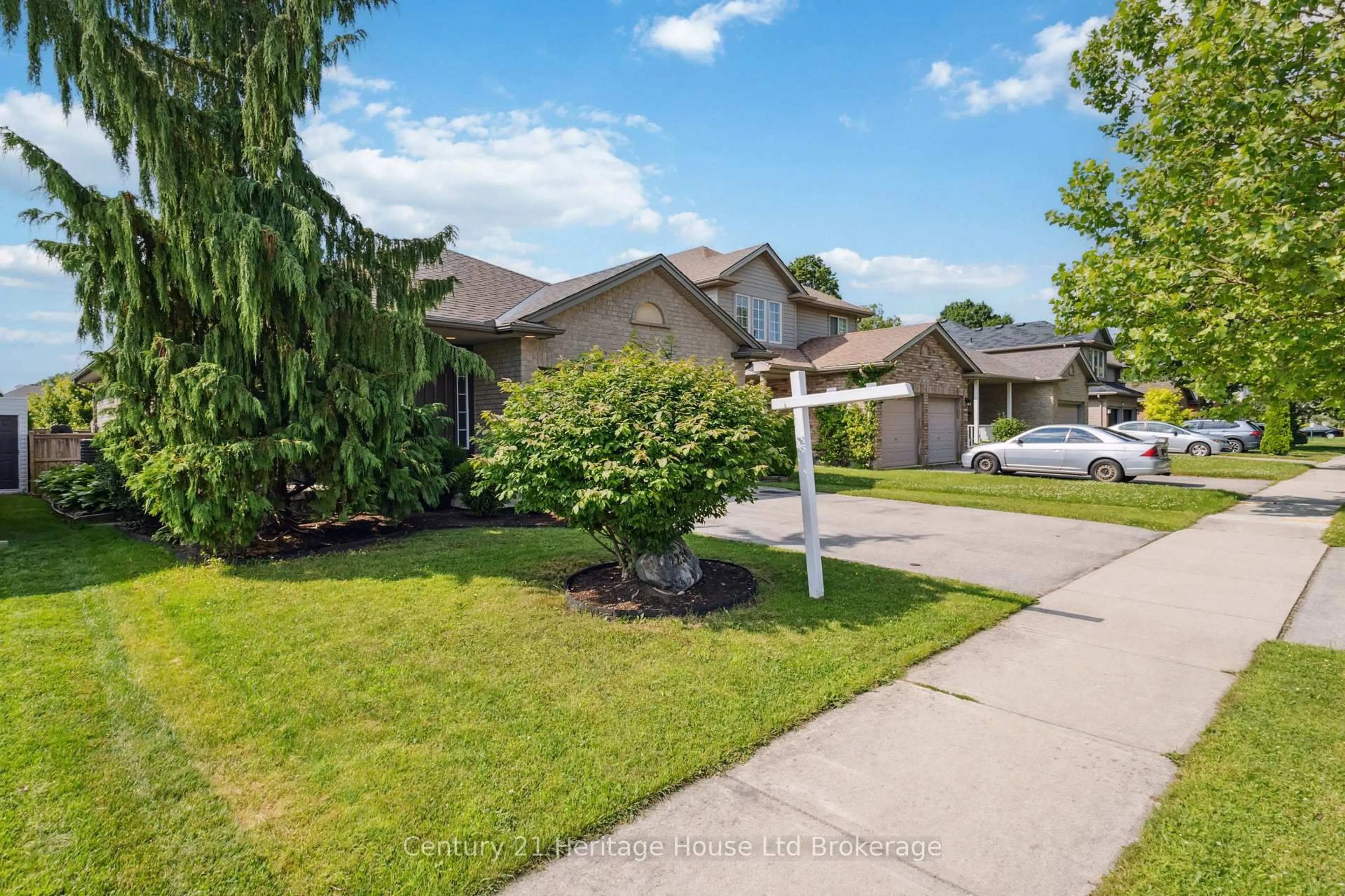A pic from outside/outdoor area/front of a property/back of a property/a pic from drone, street for 2234 Thornicroft Cres, London South Ontario N6P 1T6