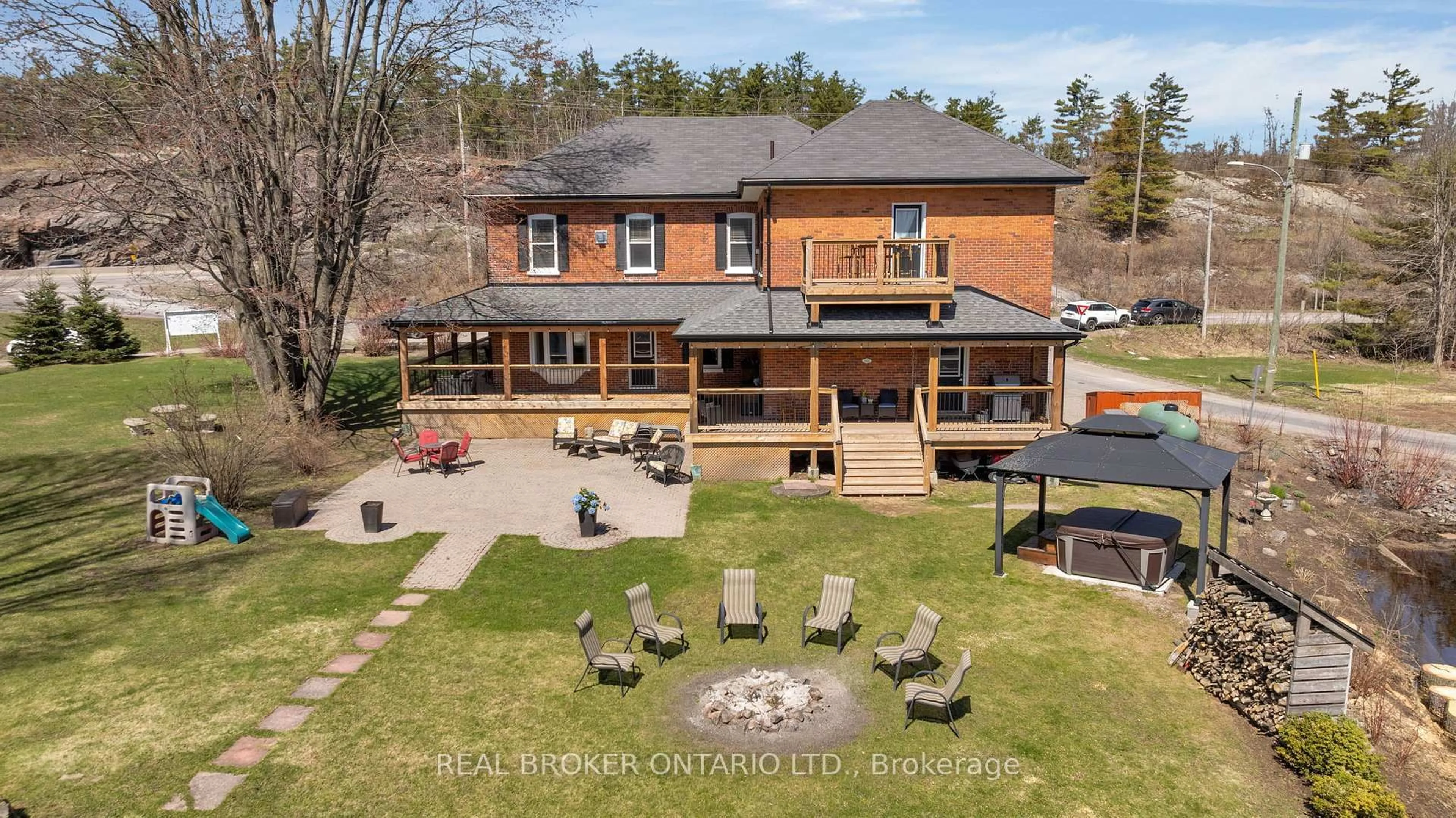 A pic from outside/outdoor area/front of a property/back of a property/a pic from drone, unknown for 1002 Cowbell Lane, Gravenhurst Ontario P0E 1N0
