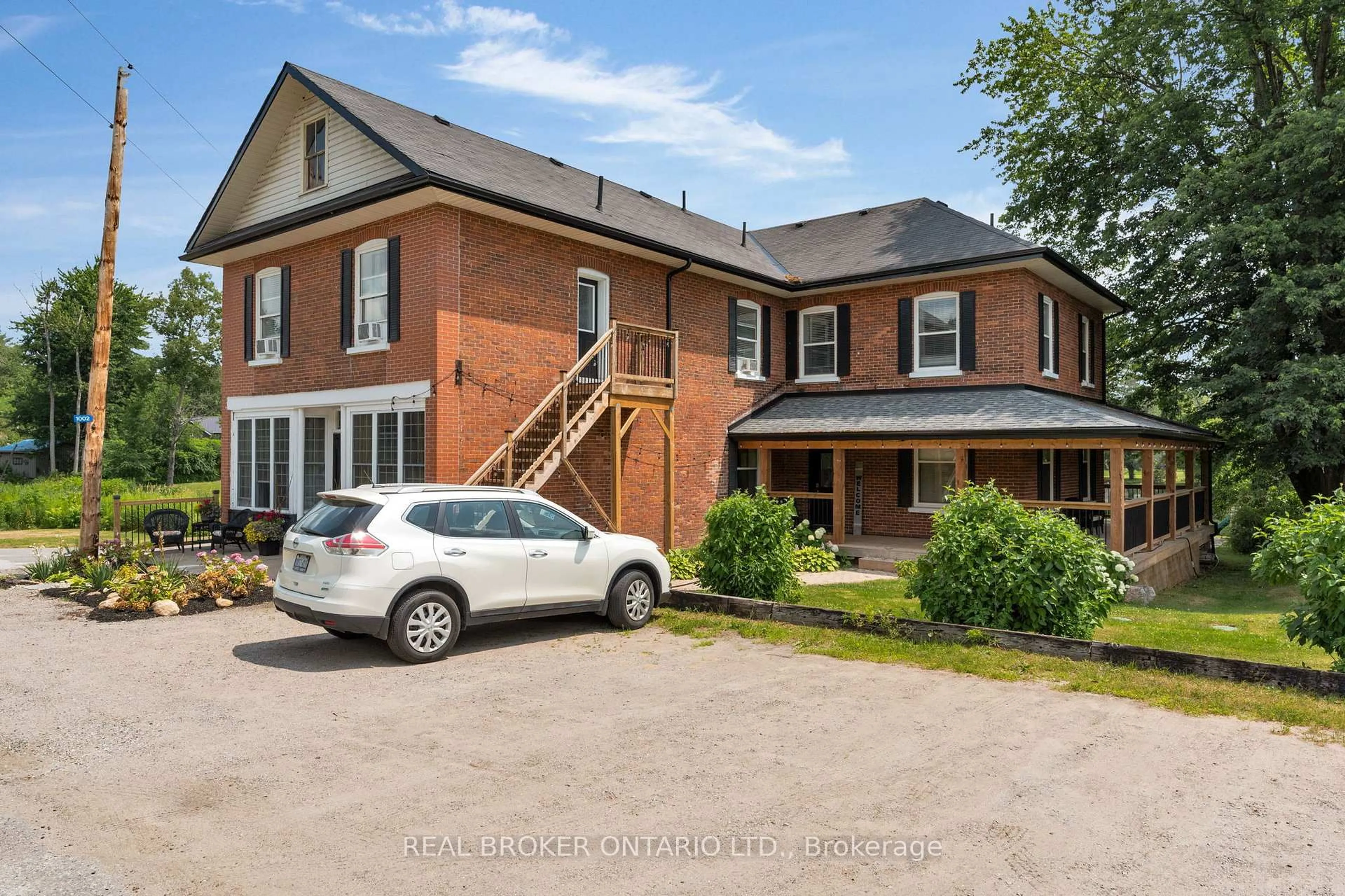 A pic from outside/outdoor area/front of a property/back of a property/a pic from drone, street for 1002 Cowbell Lane, Gravenhurst Ontario P0E 1N0