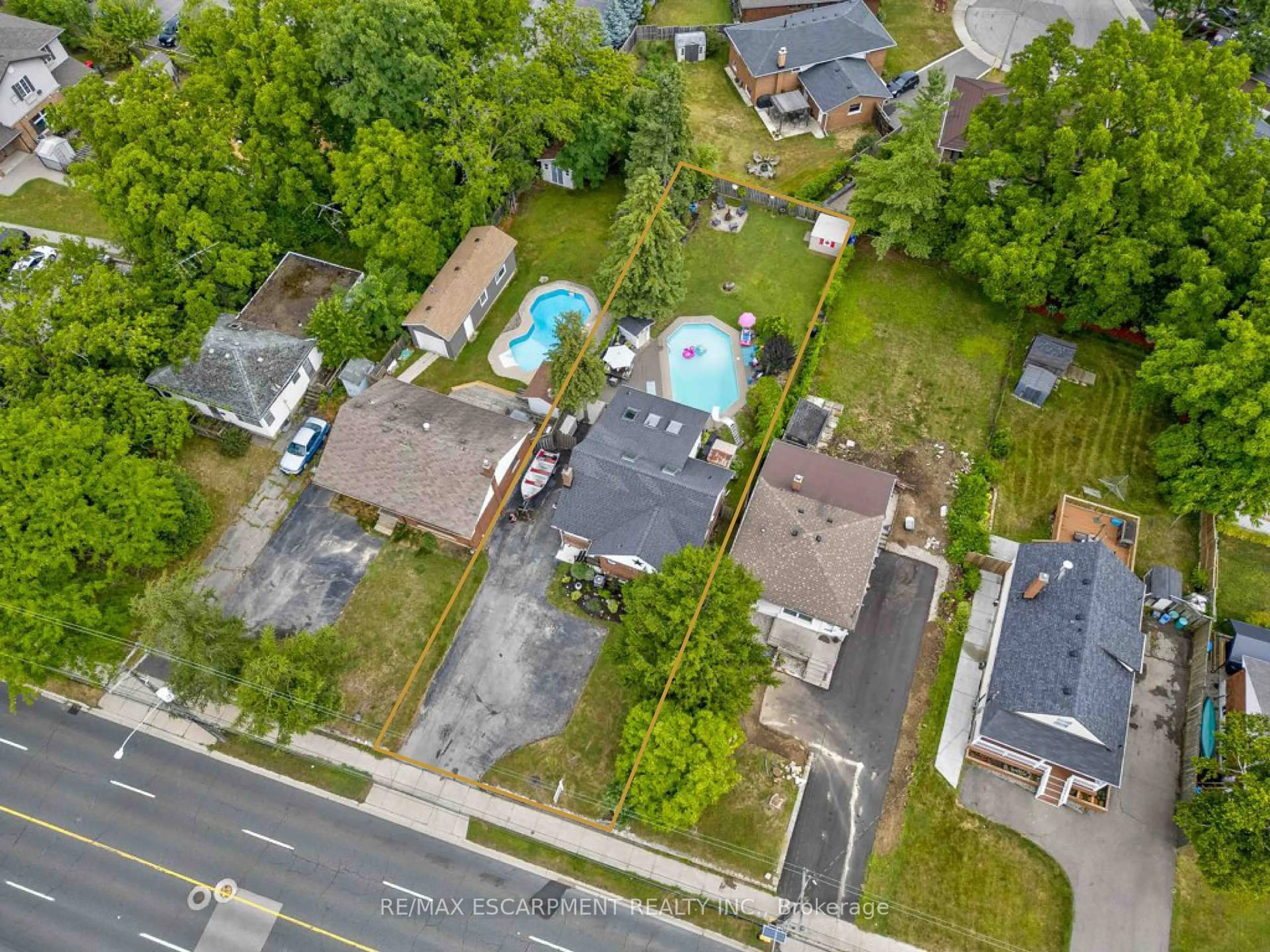 A pic from outside/outdoor area/front of a property/back of a property/a pic from drone, street for 480 Mohawk Rd, Hamilton Ontario L9C 1X4