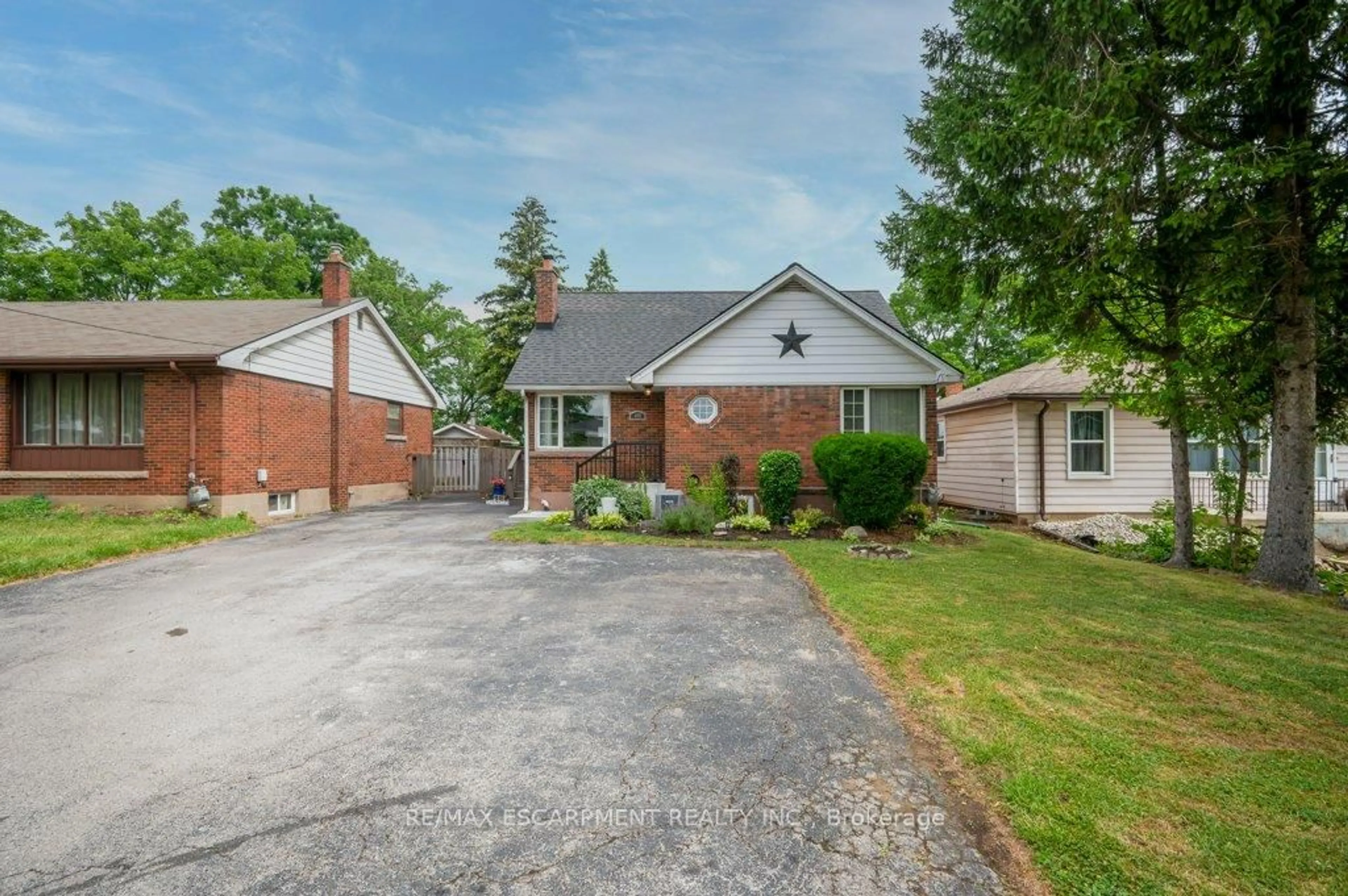A pic from outside/outdoor area/front of a property/back of a property/a pic from drone, street for 480 Mohawk Rd, Hamilton Ontario L9C 1X4