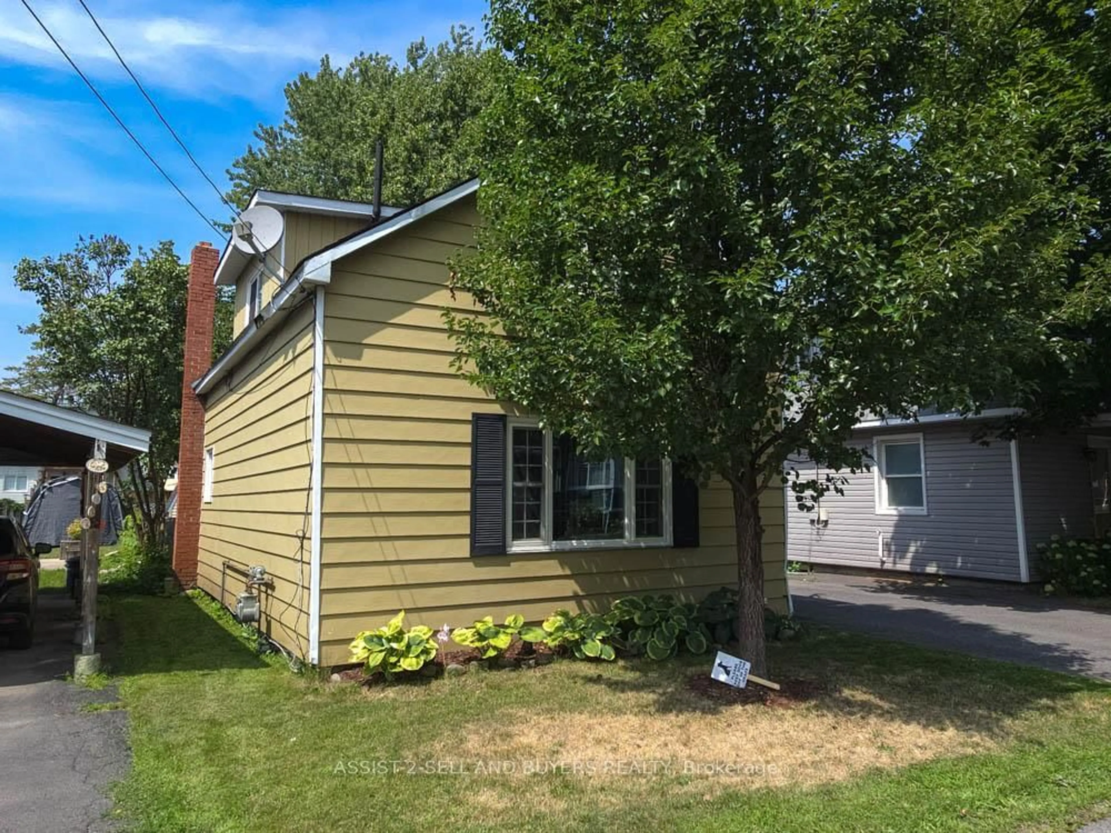 Home with vinyl exterior material, street for 23 Monroe Ave, Cornwall Ontario K6H 2N1