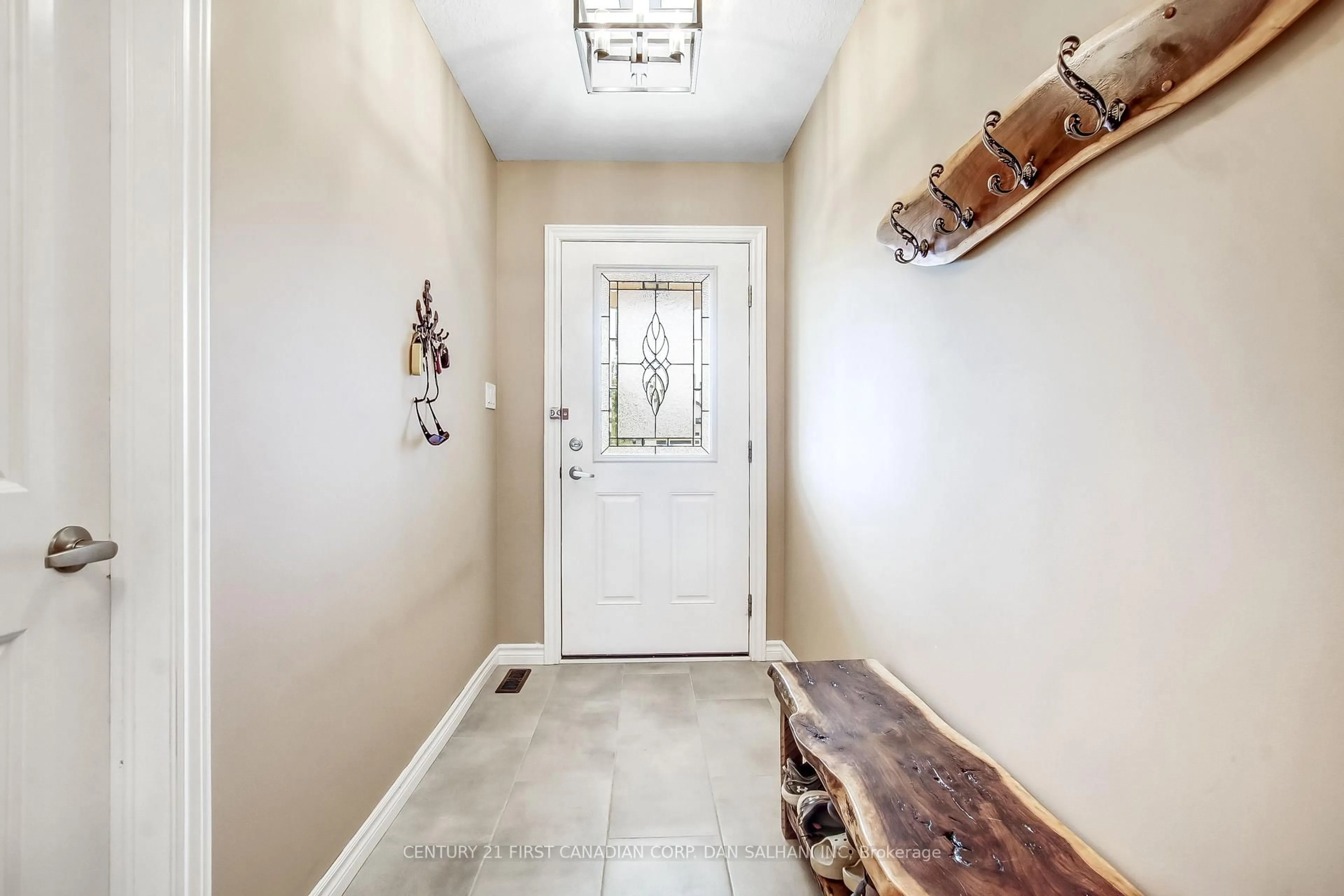 Indoor entryway for 200 Emery St, Central Elgin Ontario N5L 0A5