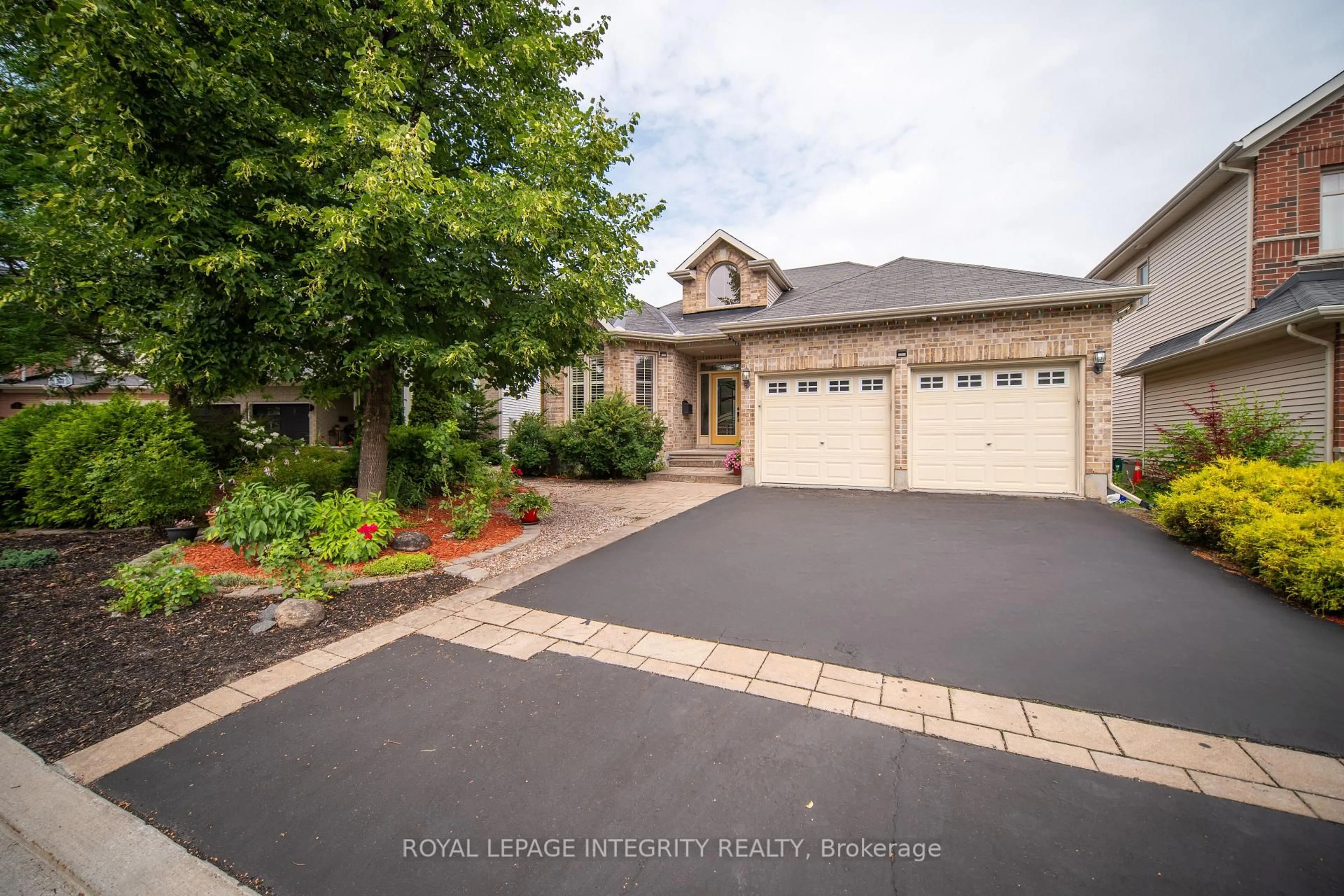A pic from outside/outdoor area/front of a property/back of a property/a pic from drone, street for 84 AKENHEAD Cres, Ottawa Ontario K2T 0B3