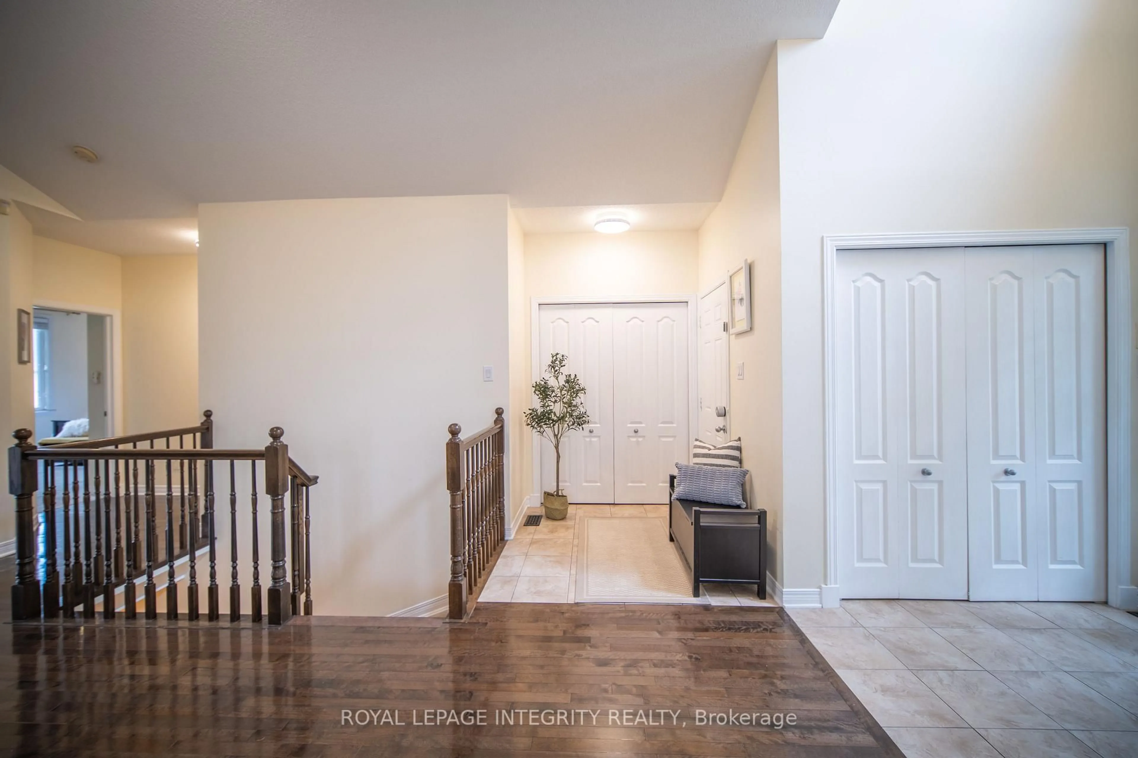 Indoor entryway for 84 AKENHEAD Cres, Ottawa Ontario K2T 0B3
