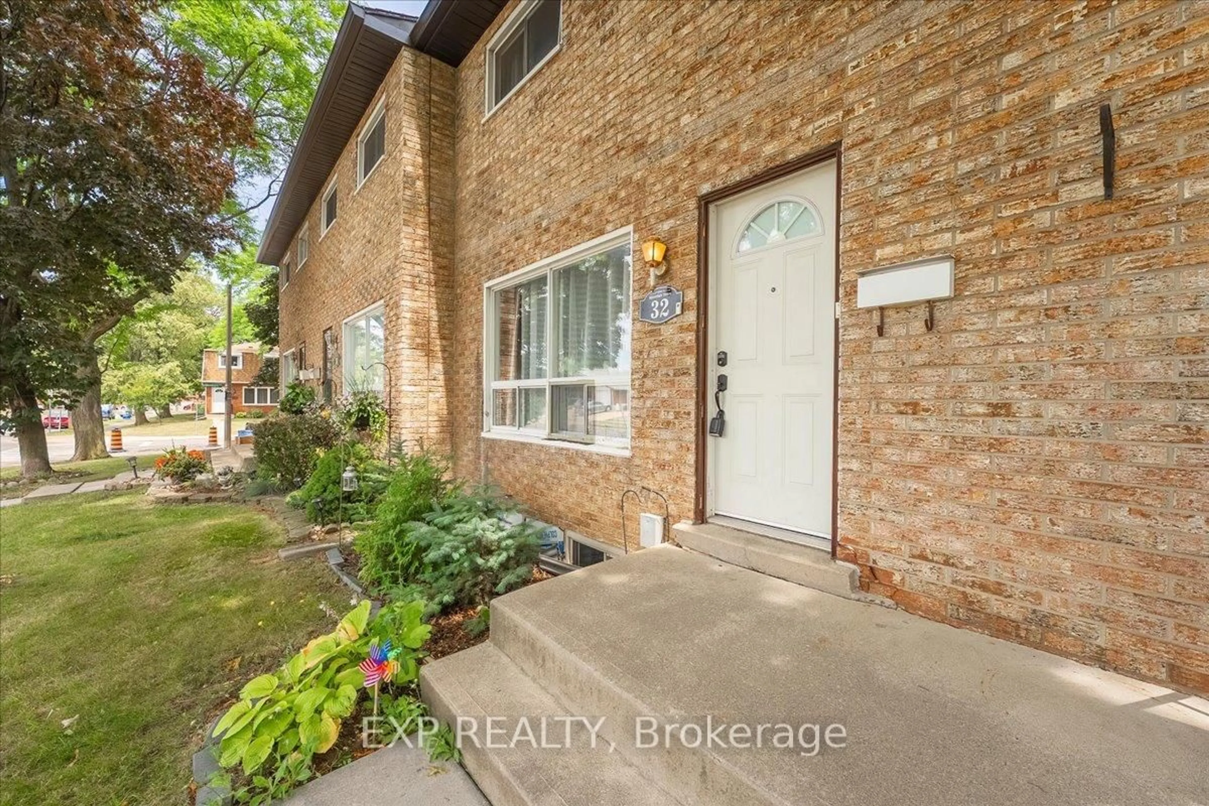 Indoor entryway for 32 Riverdale Dr, Hamilton Ontario L8E 1J8