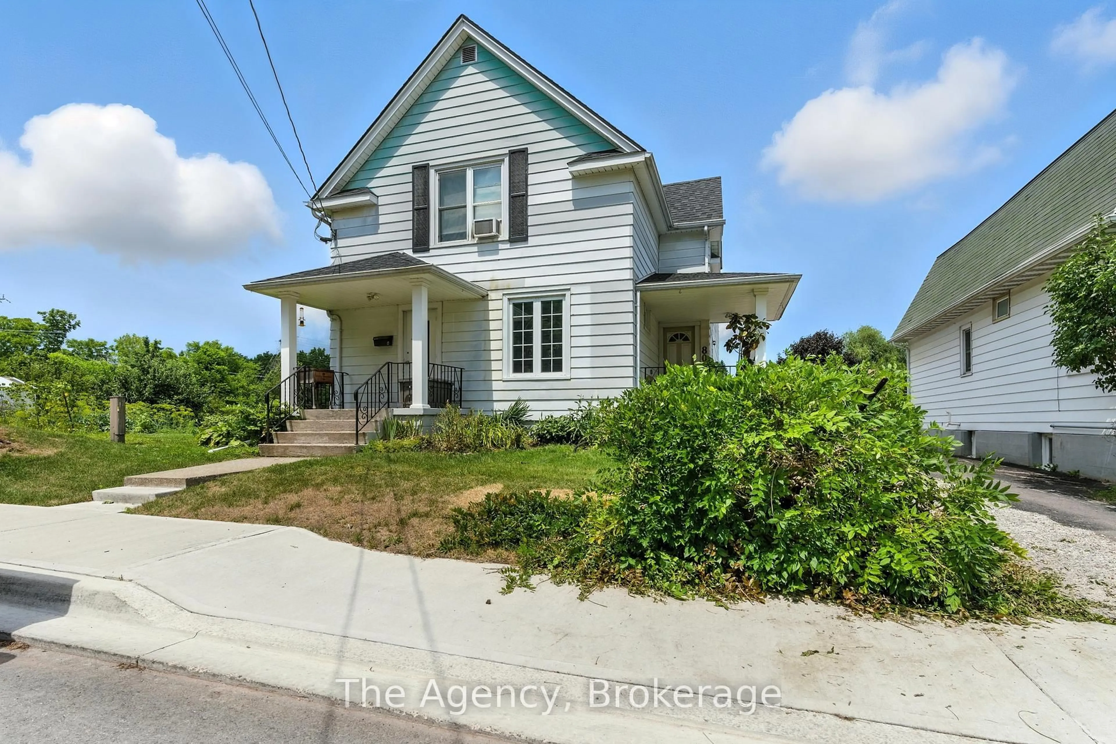 A pic from outside/outdoor area/front of a property/back of a property/a pic from drone, street for 80 Mill St, Welland Ontario L3C 4Y2