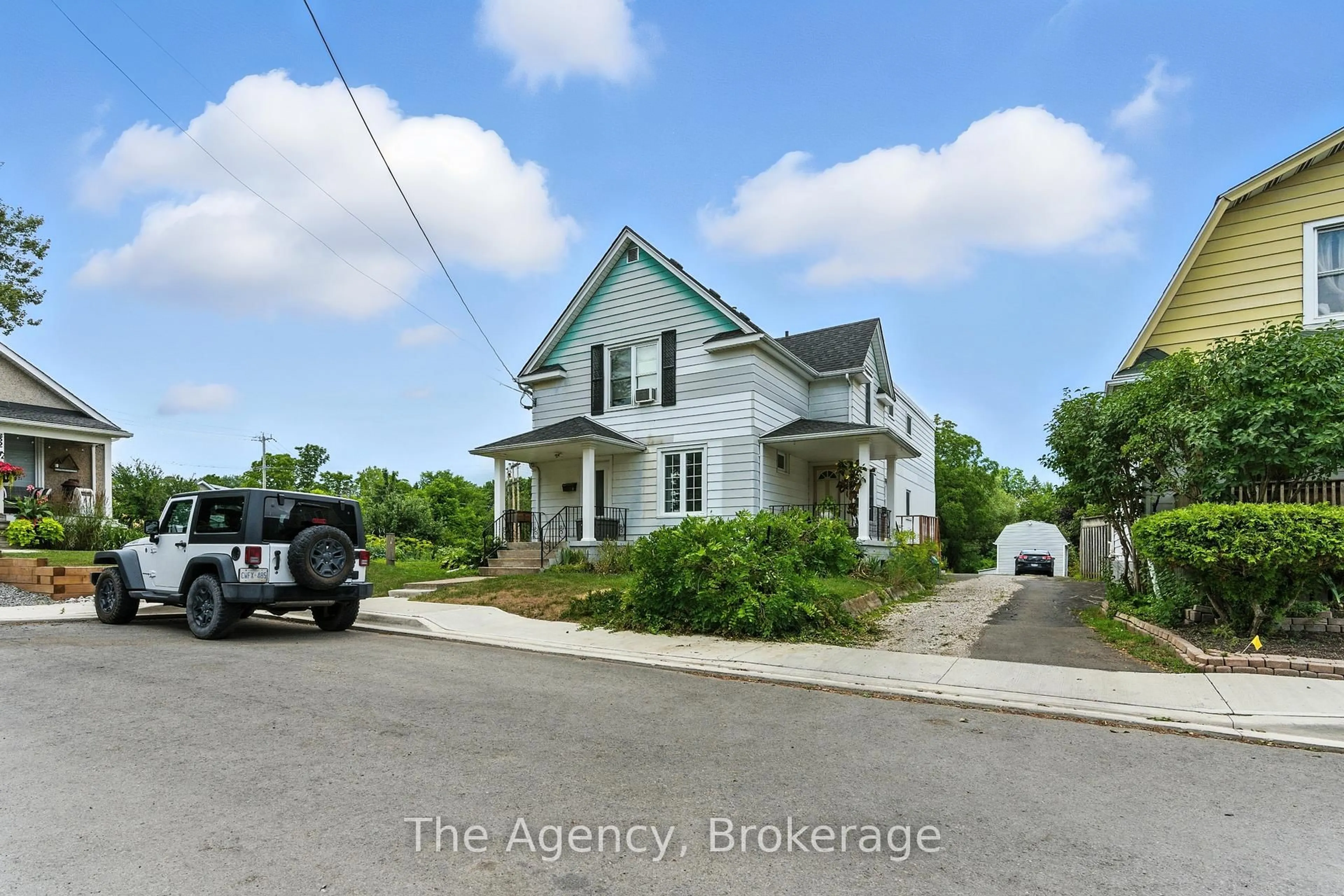 A pic from outside/outdoor area/front of a property/back of a property/a pic from drone, street for 80 Mill St, Welland Ontario L3C 4Y2