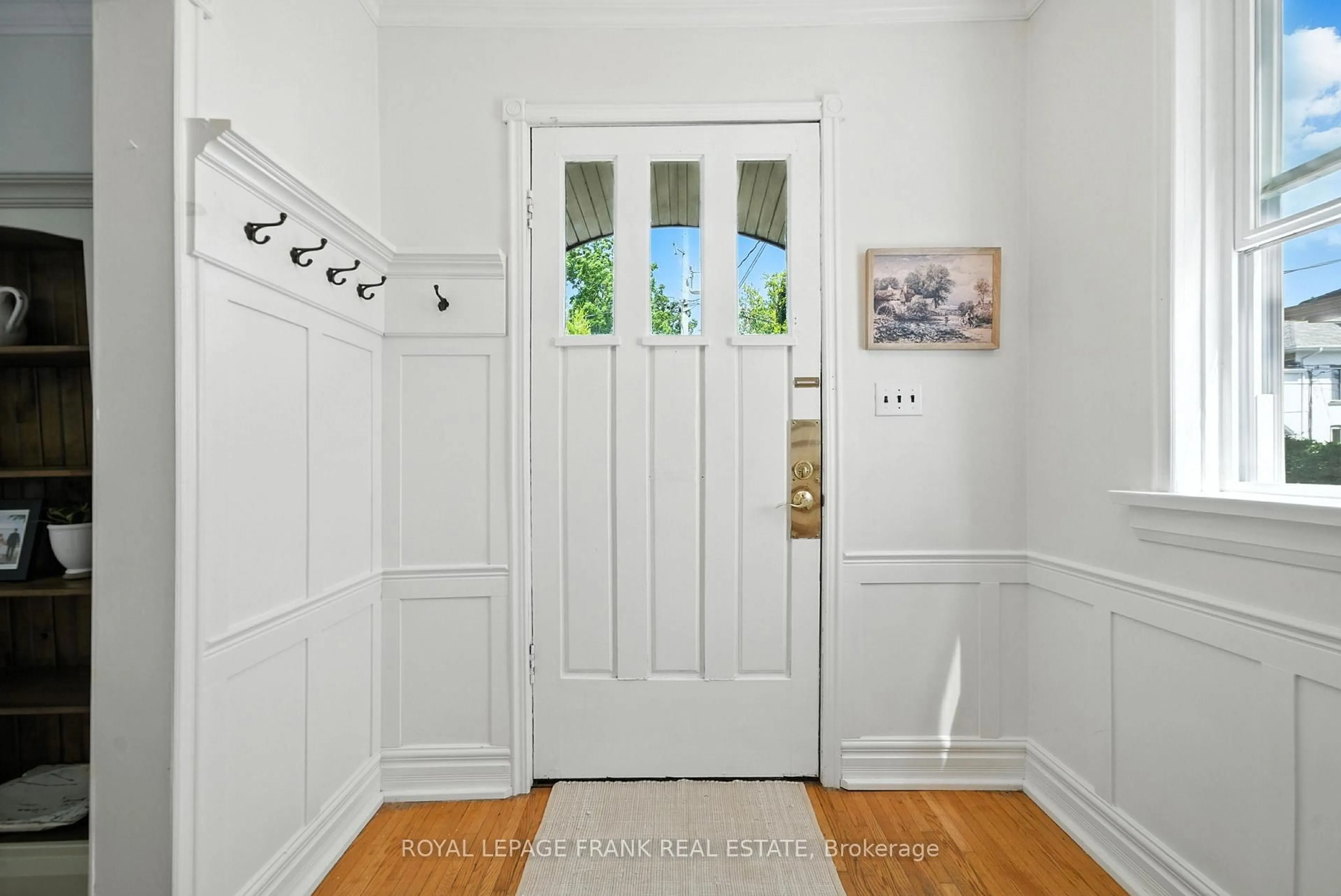 Indoor entryway for 41 Sussex St, Kawartha Lakes Ontario K9V 4H6