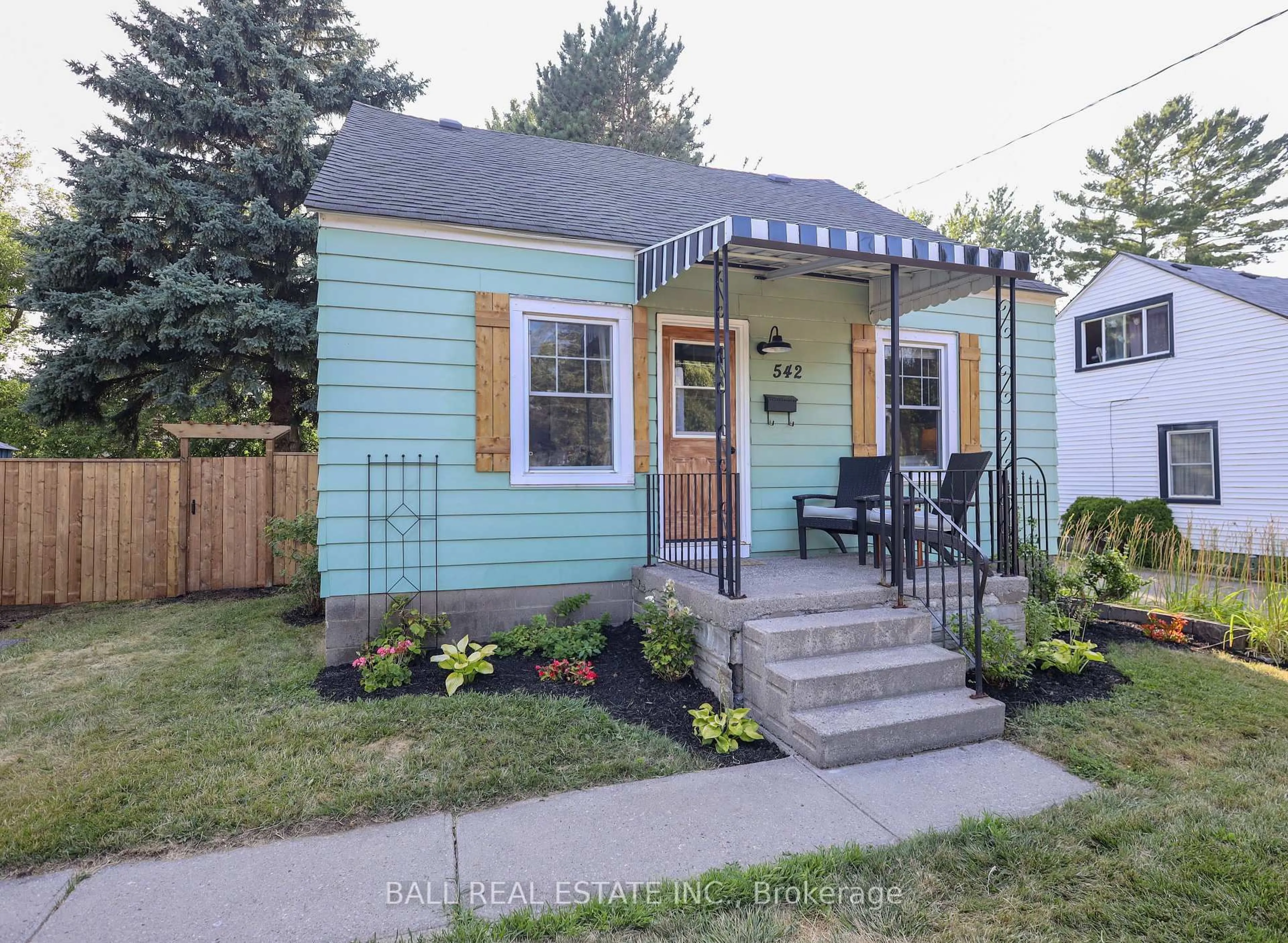 Home with vinyl exterior material, street for 542 Sidney Rd, Belleville Ontario K8P 4A2