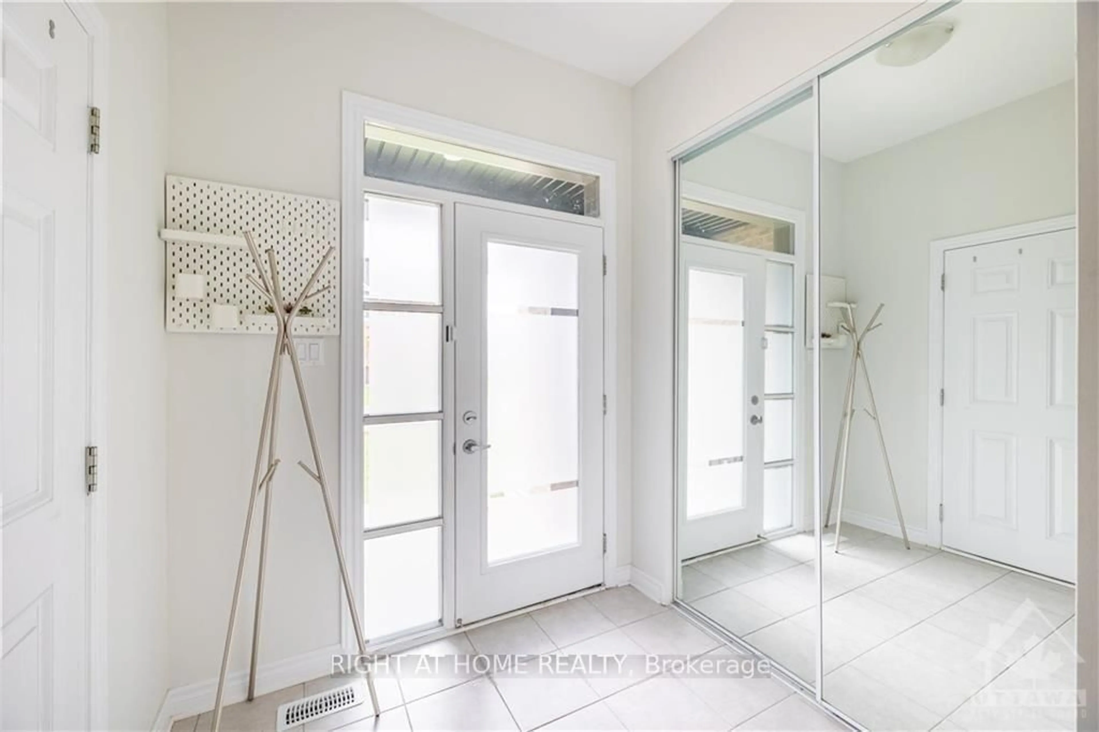Indoor entryway for 116 Vendome St, Ottawa Ontario K4A 3W4