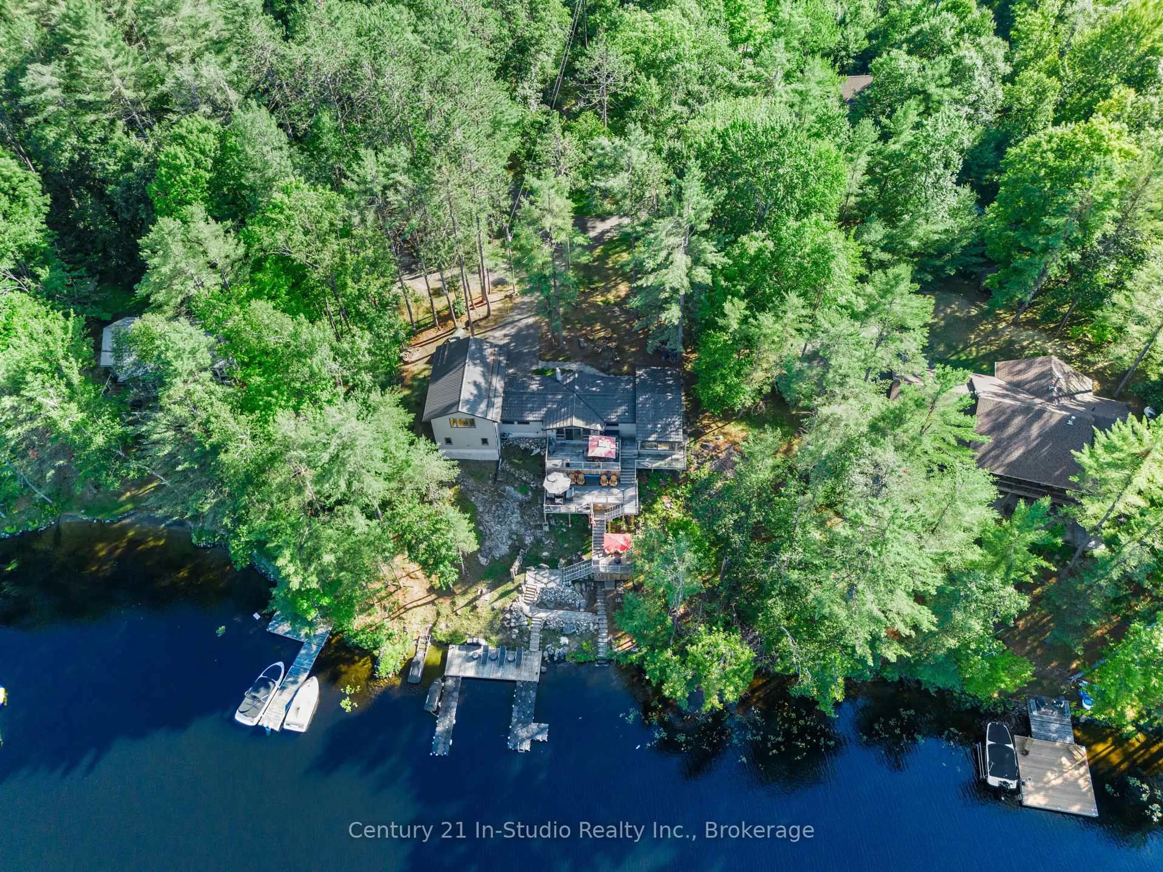A pic from outside/outdoor area/front of a property/back of a property/a pic from drone, water/lake/river/ocean view for 551 Peninsula Rd, Gravenhurst Ontario P1P 1R2