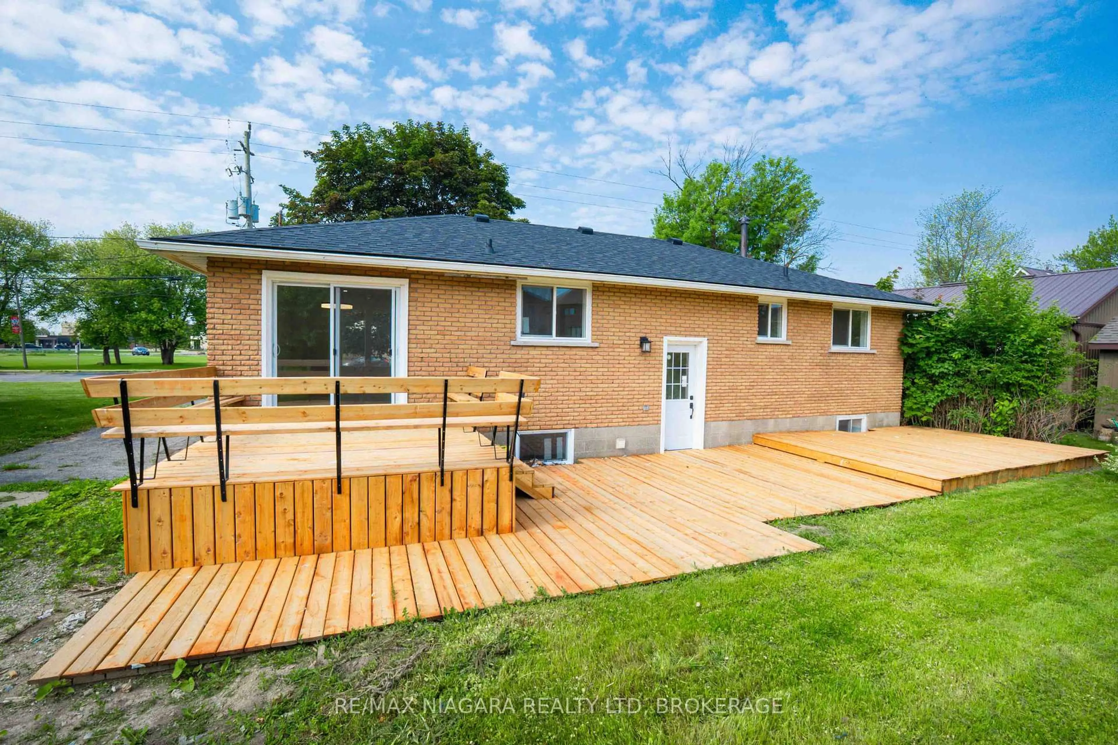 A pic from outside/outdoor area/front of a property/back of a property/a pic from drone, street for 97 King St St, Haldimand Ontario N0A 1H0