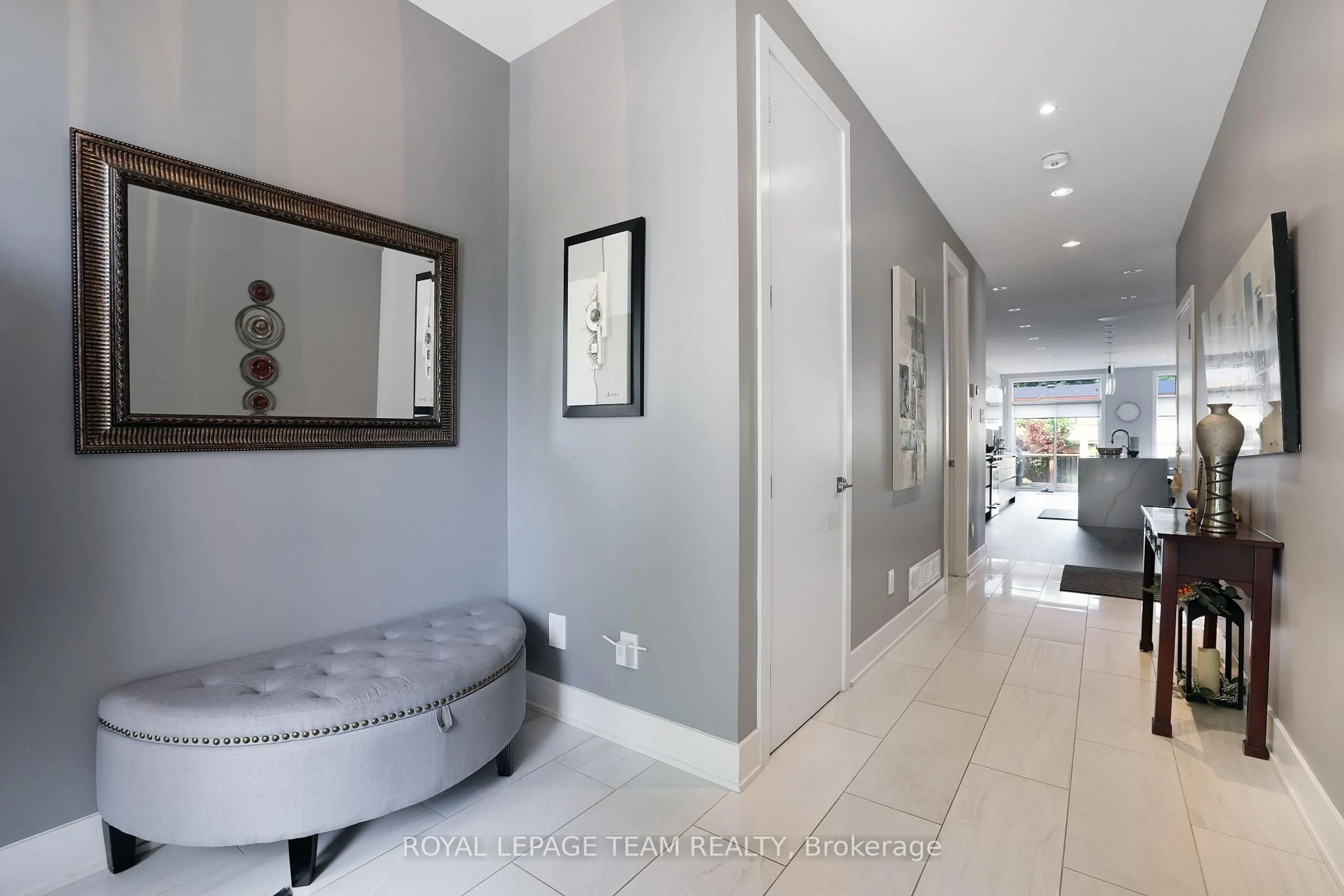 Indoor foyer for 274 Atlantis Ave, Ottawa Ontario K2A 1X6