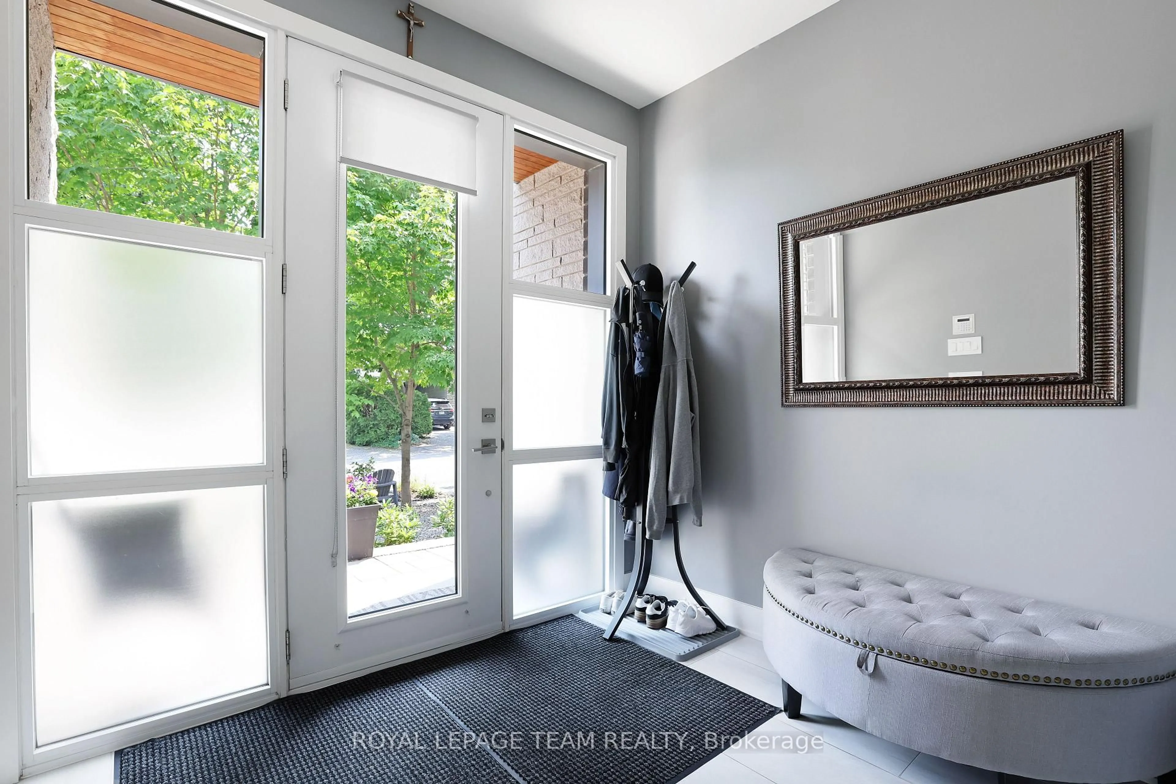 Indoor entryway for 274 Atlantis Ave, Ottawa Ontario K2A 1X6