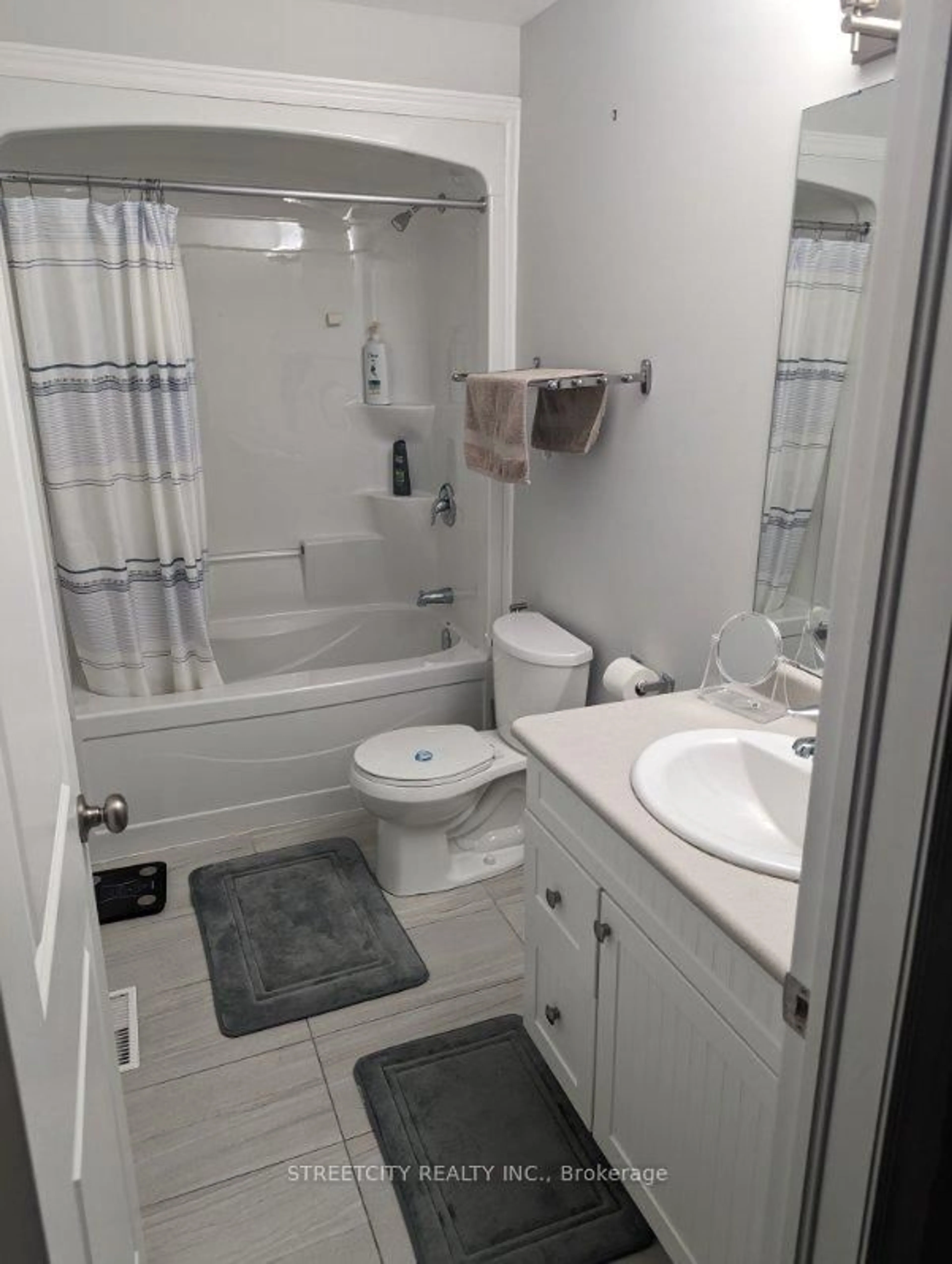 Standard bathroom, floor is not visible for 32 Bounty Ave, Thorold Ontario L2V 0B7