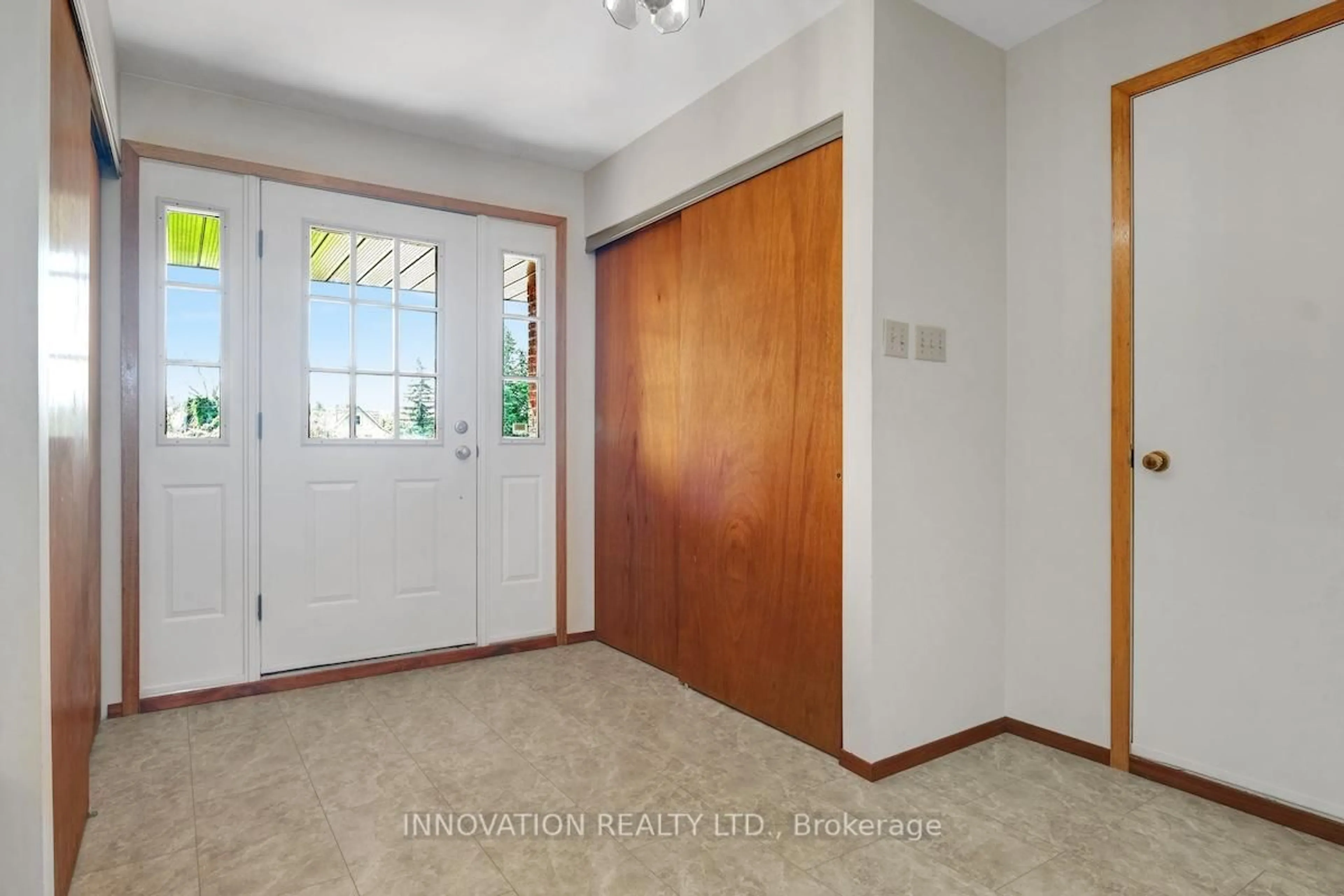 Indoor entryway for 1565 Lindsay Rd, North Grenville Ontario K0G 1S0