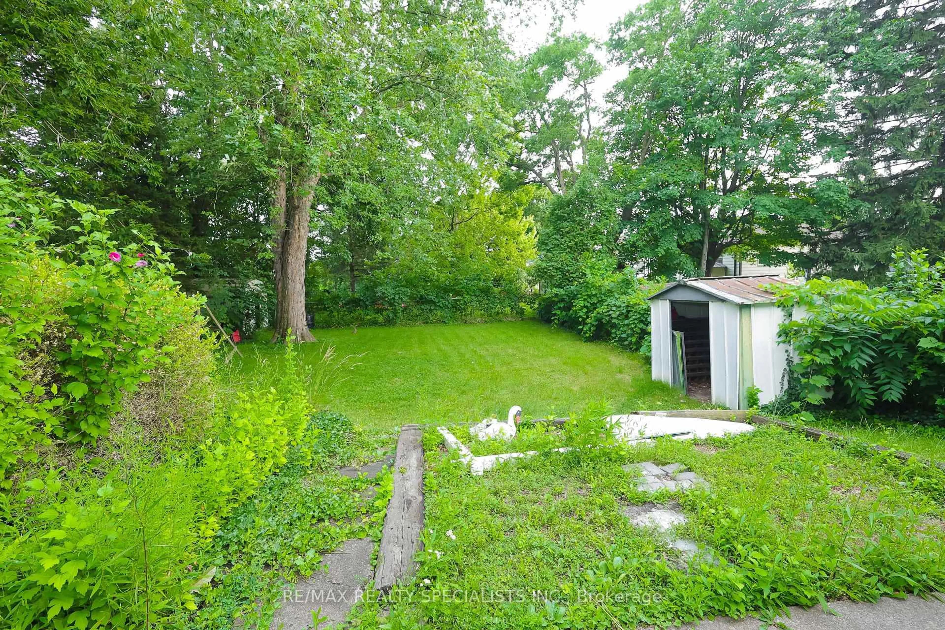 Shed for 7020 Dunn St, Niagara Falls Ontario L2G 2R7