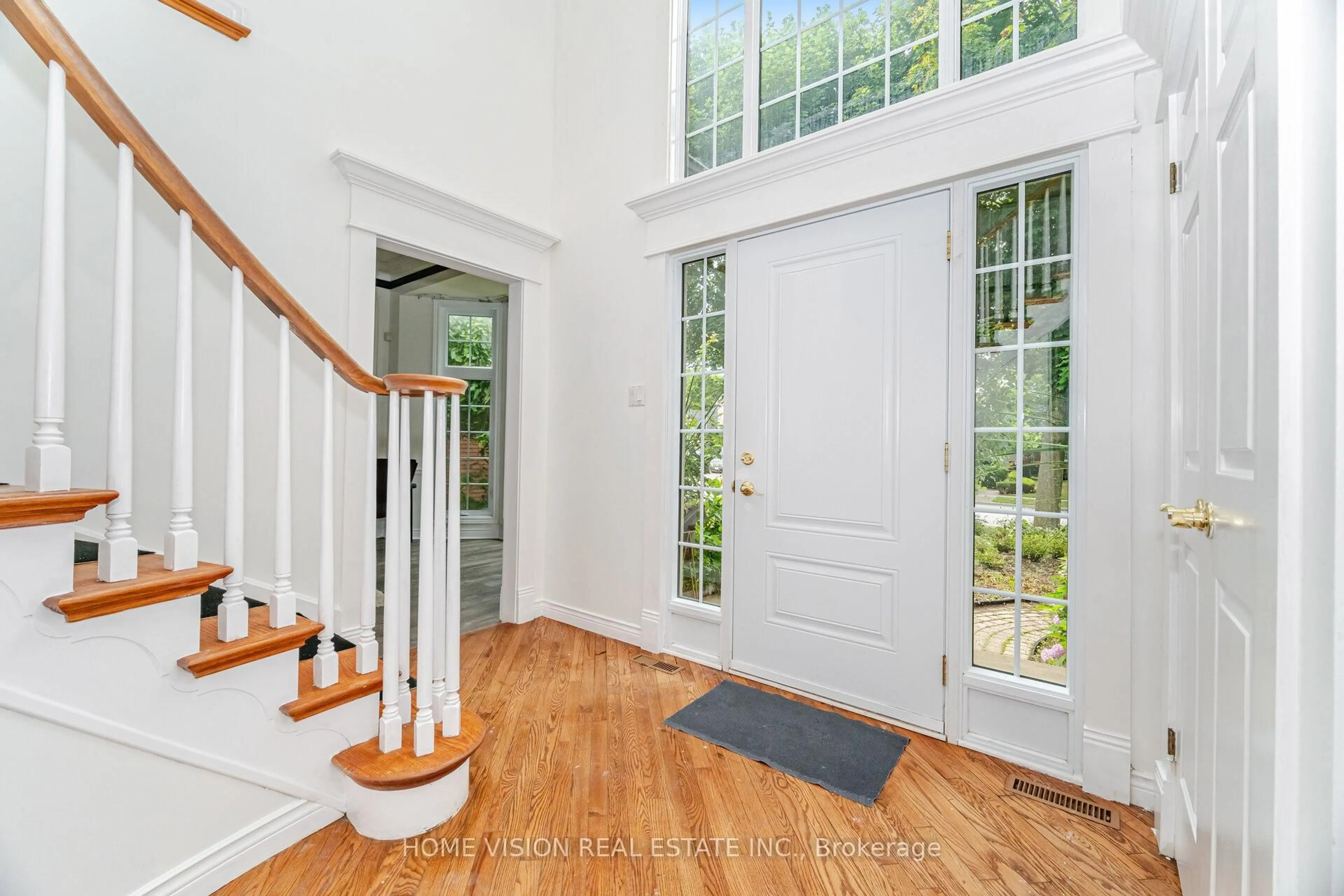 Indoor entryway for 14 Wintergarden Rd, London East Ontario N5Y 5M2