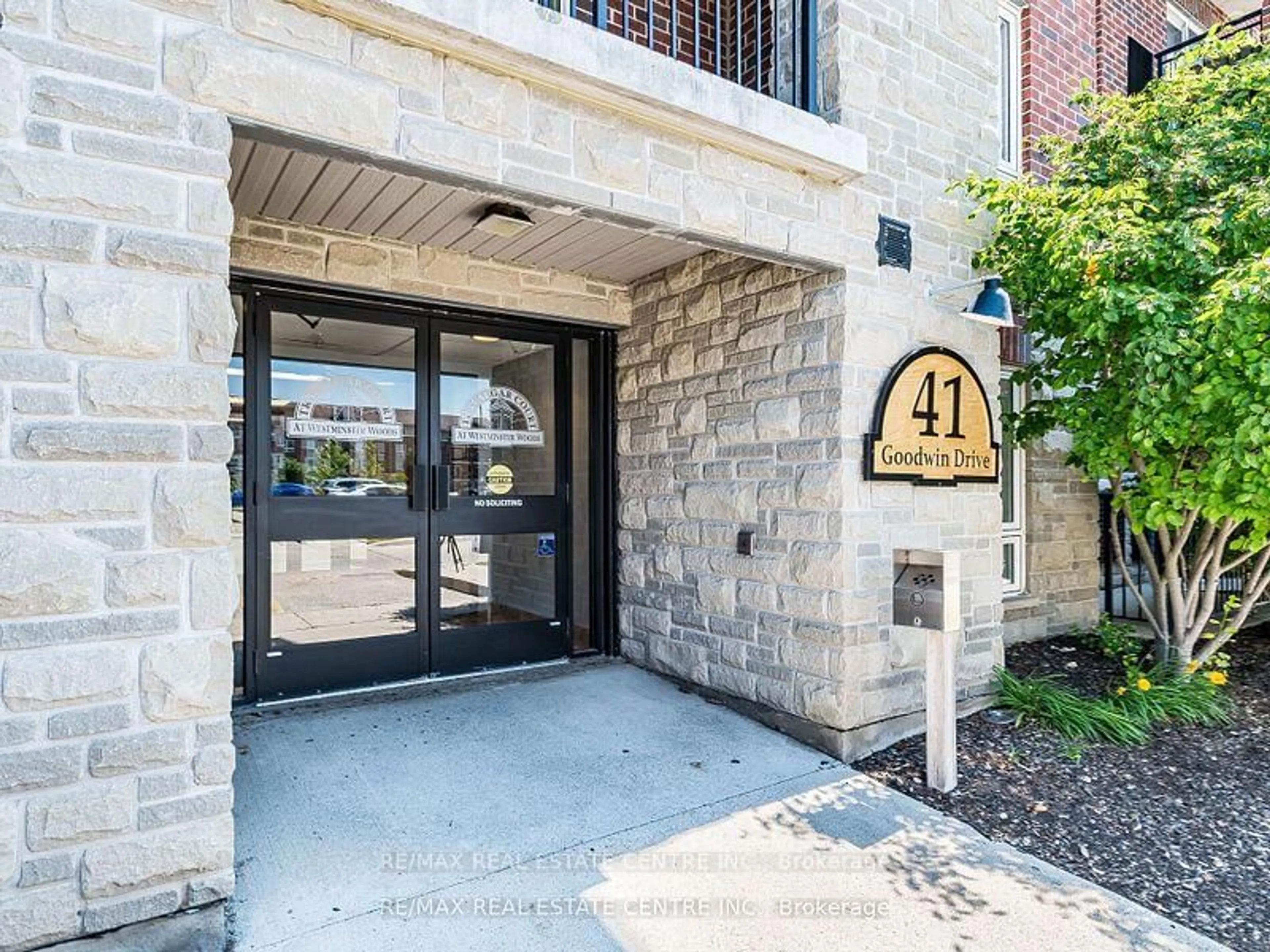 Indoor foyer for 41 Goodwin Dr #109, Guelph Ontario N1L 0E7