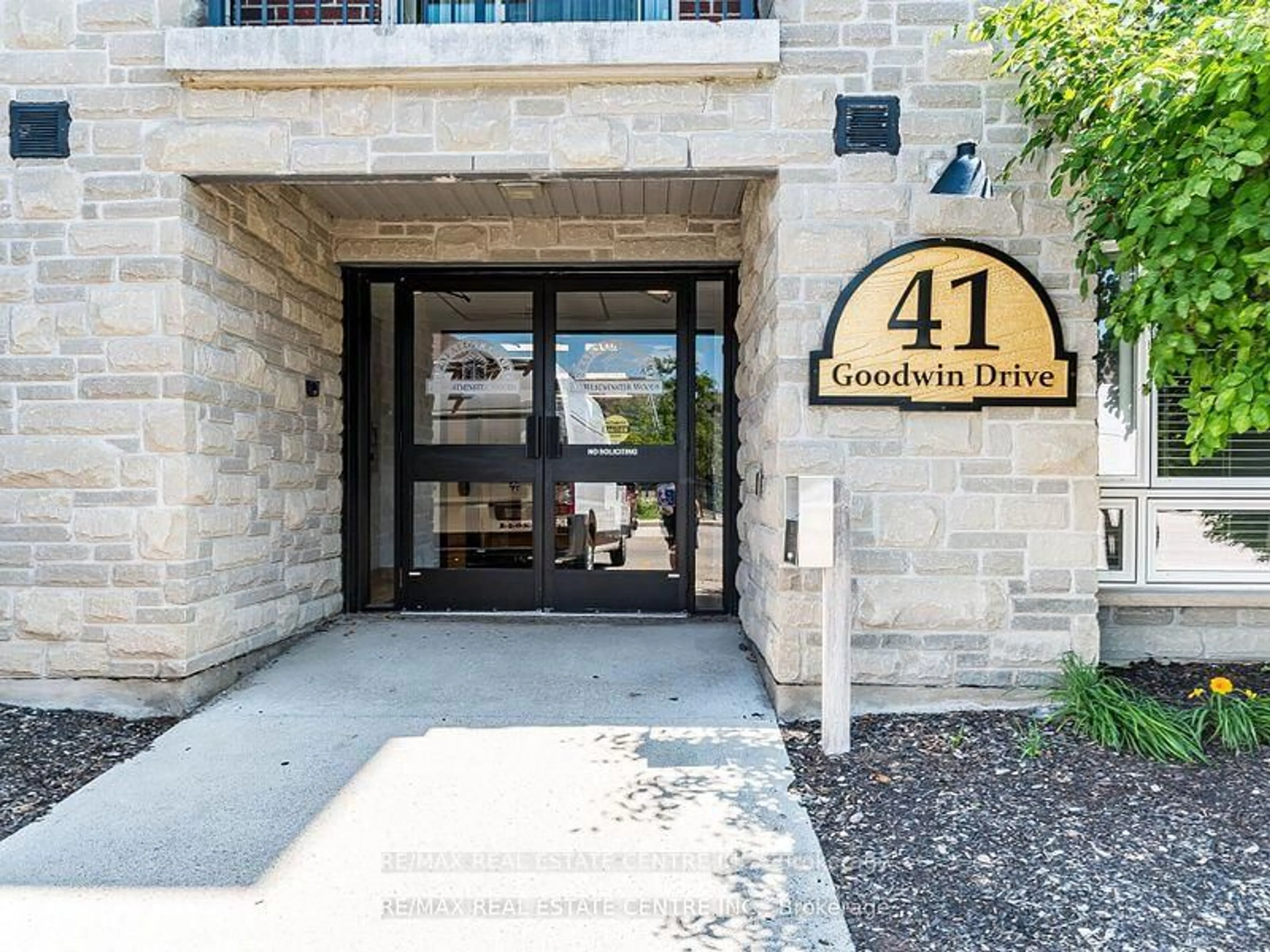 Indoor foyer for 41 Goodwin Dr #109, Guelph Ontario N1L 0E7