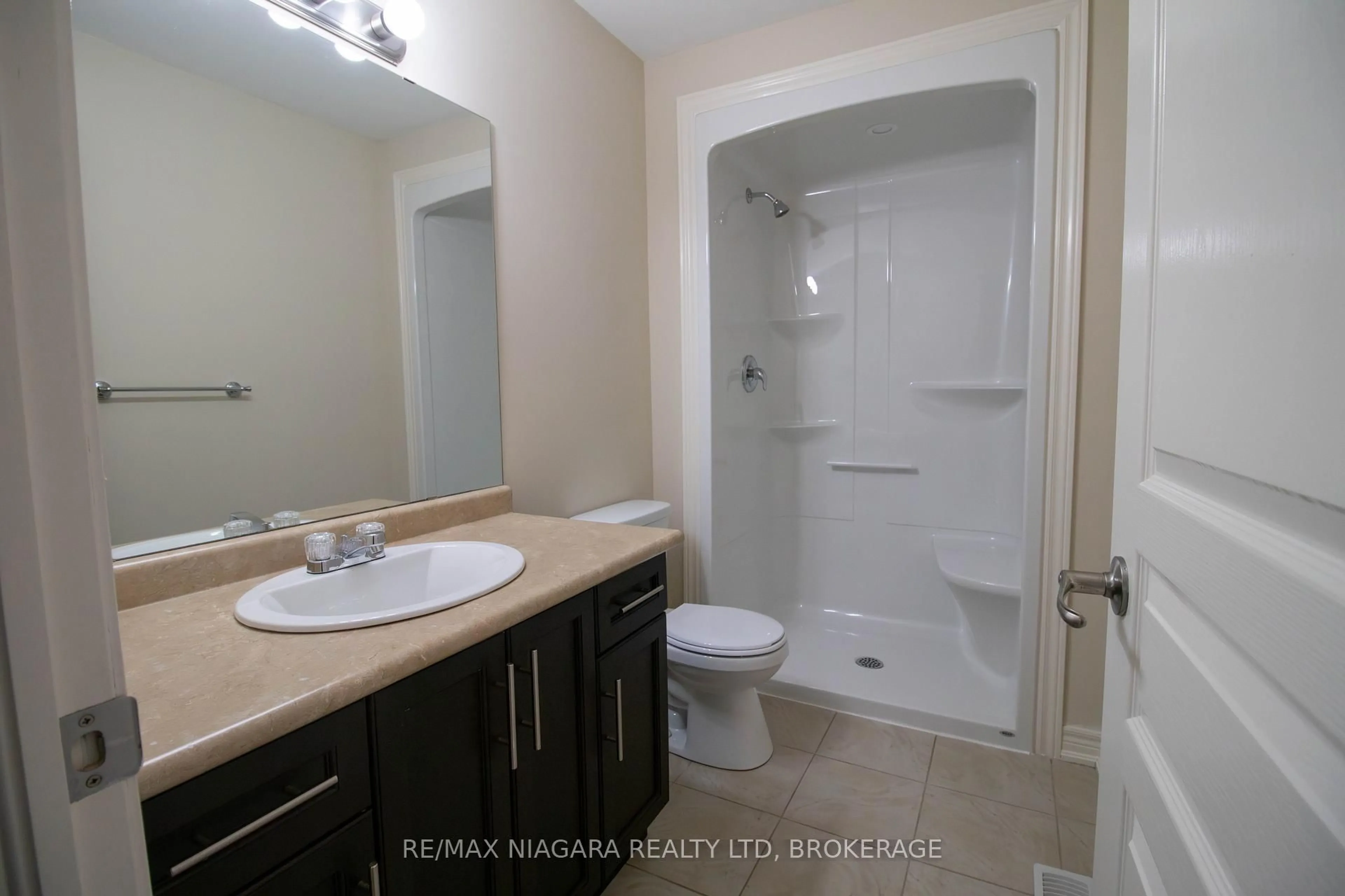 Standard bathroom, ceramic/tile floor for 162 Winterberry Blvd, Thorold Ontario L2V 0C2