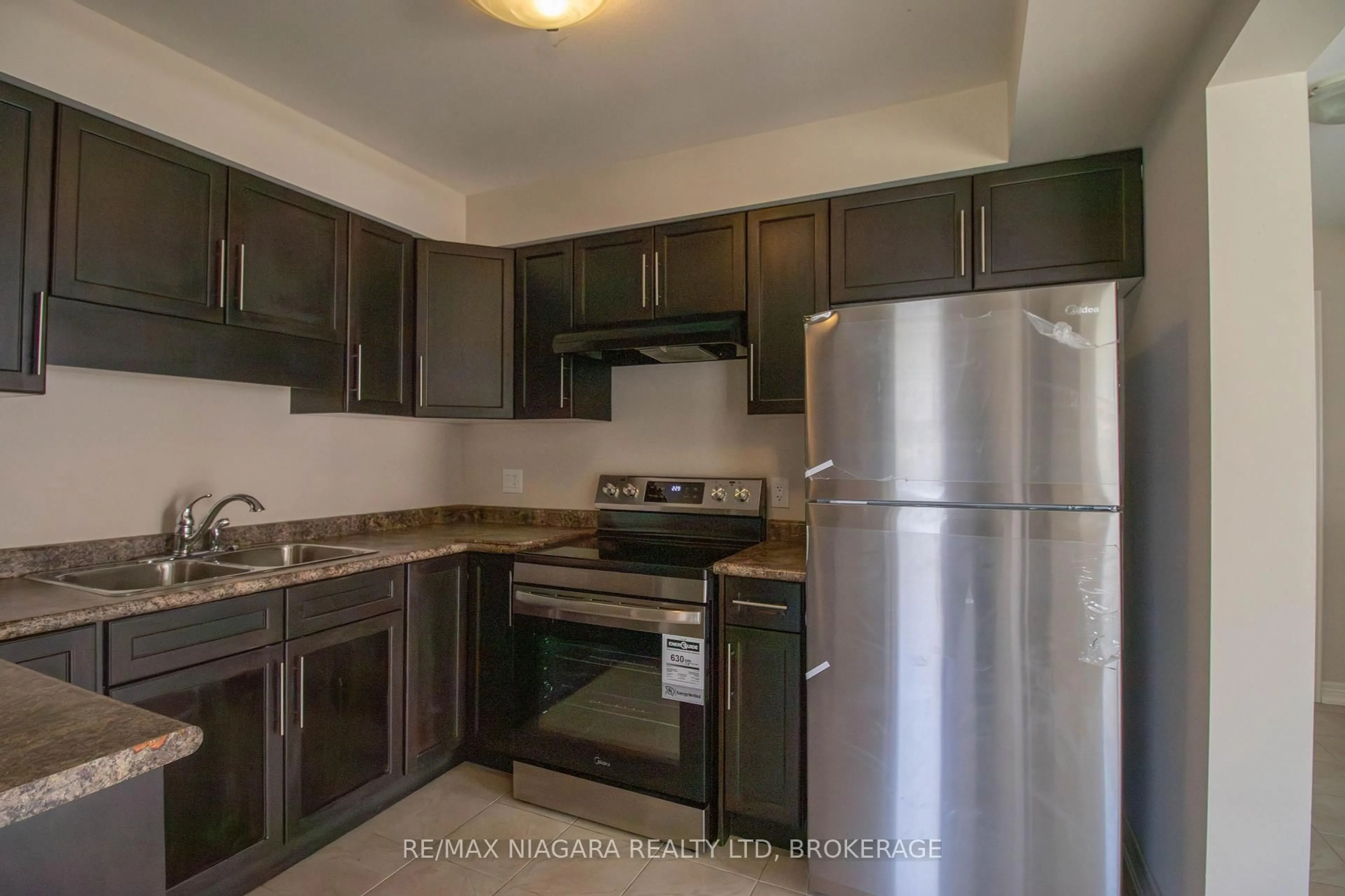 Standard kitchen, unknown for 162 Winterberry Blvd, Thorold Ontario L2V 0C2