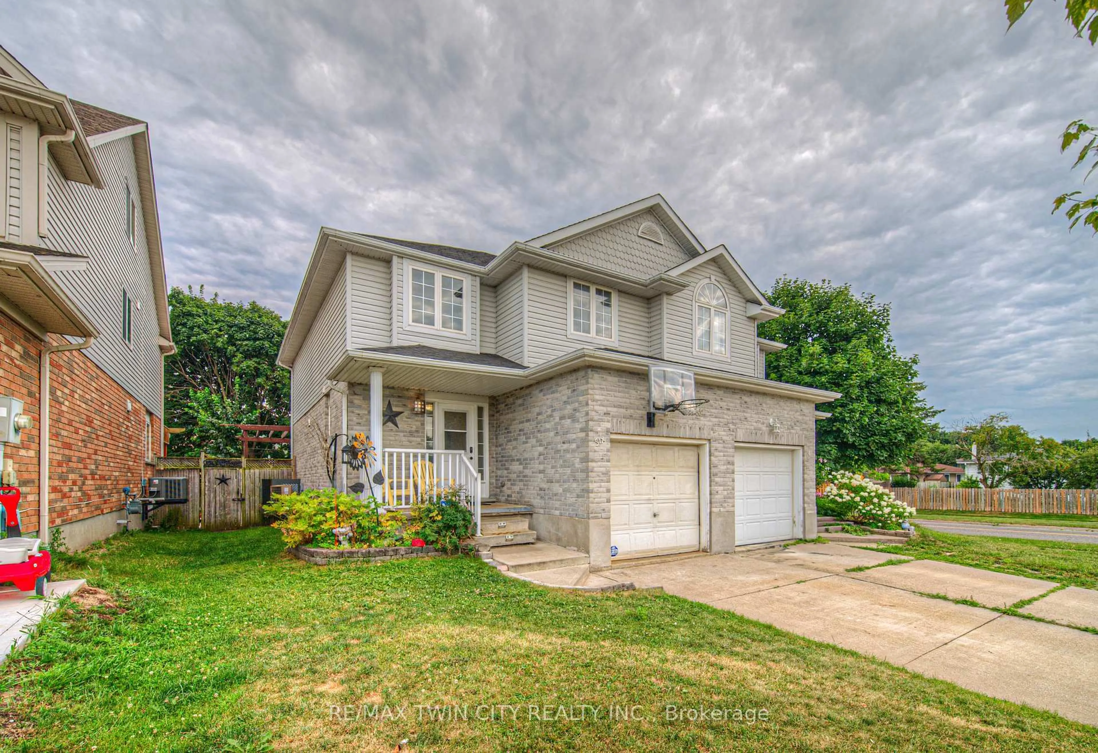 Unknown for 6 Chateau Cres, Cambridge Ontario N3H 5S2
