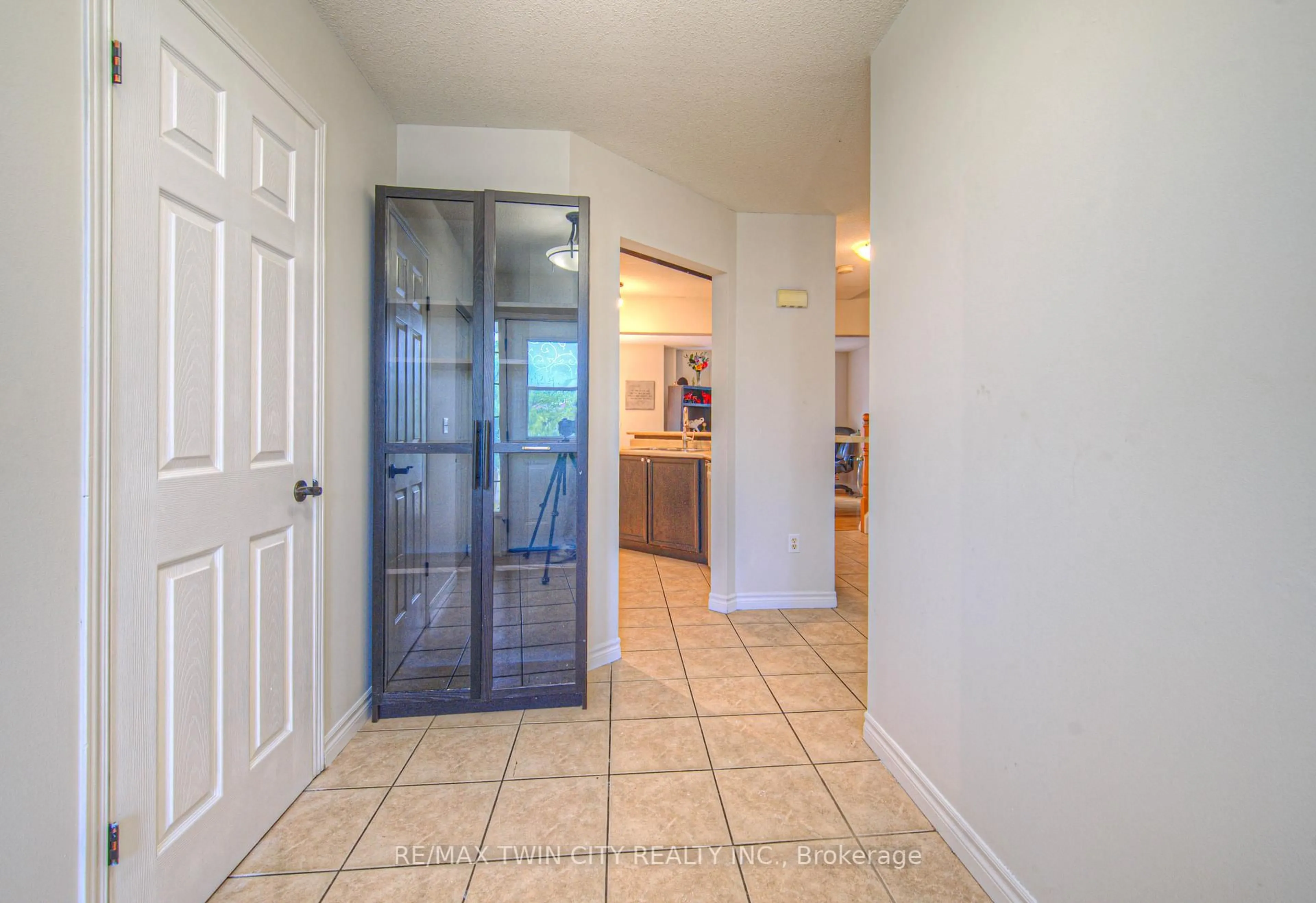 Indoor entryway for 6 Chateau Cres, Cambridge Ontario N3H 5S2