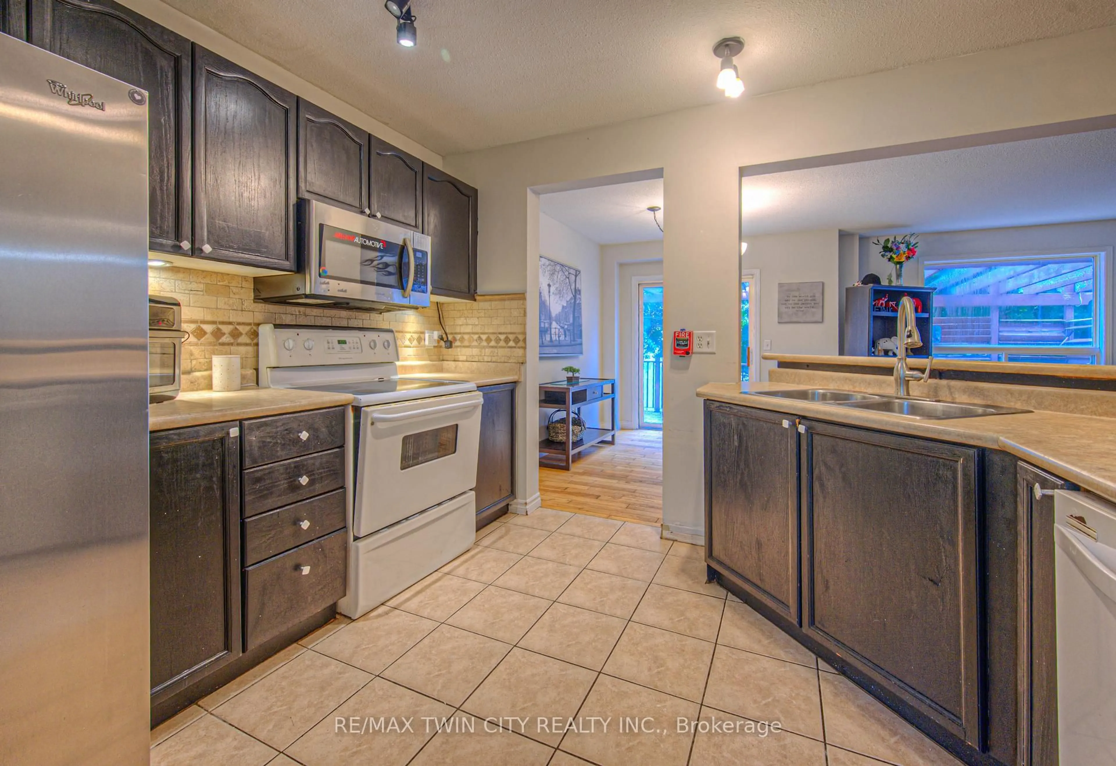 Open concept kitchen, ceramic/tile floor for 6 Chateau Cres, Cambridge Ontario N3H 5S2