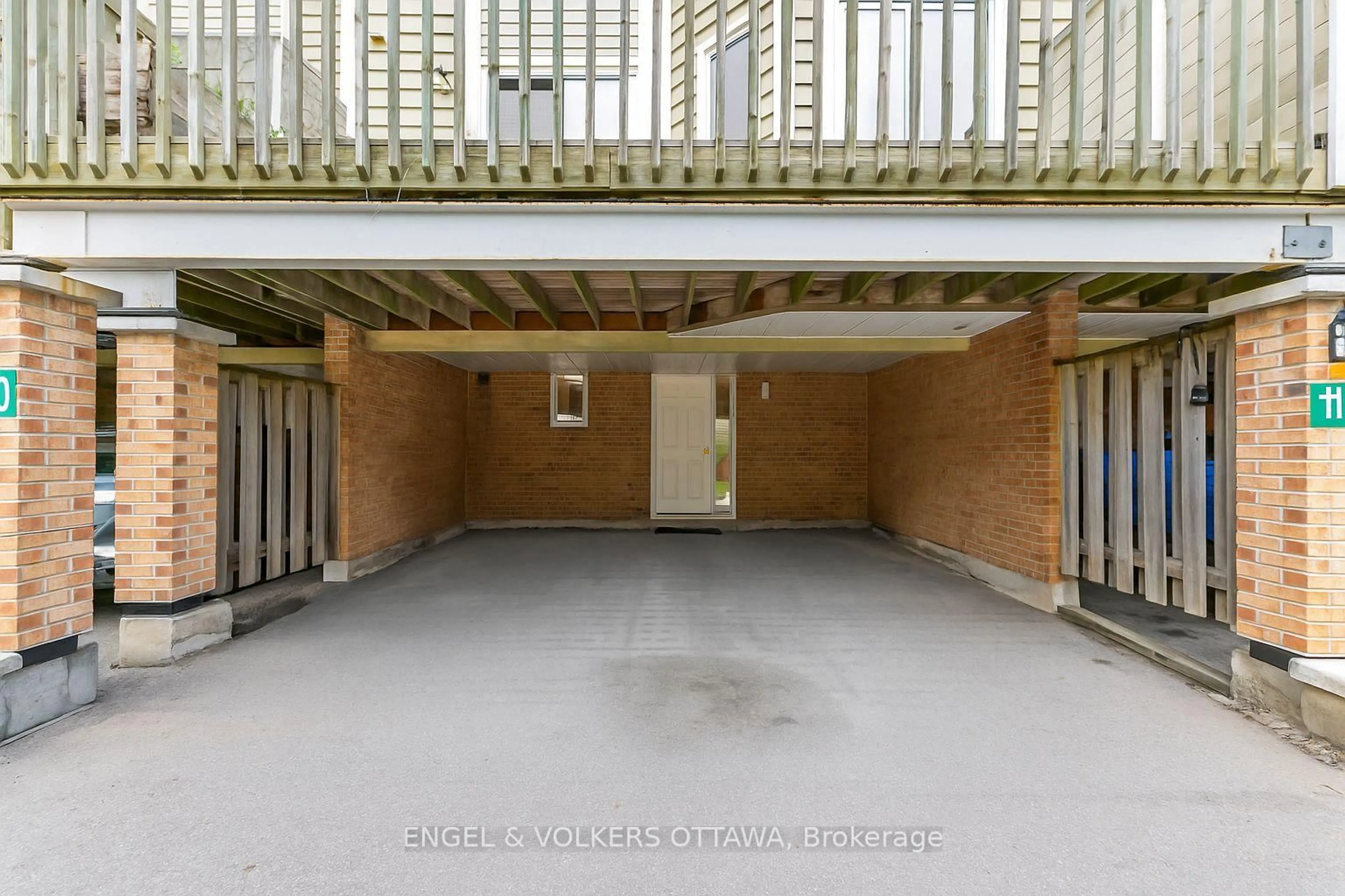 Indoor garage for 1129 Chimney Hill Way, Ottawa Ontario K1J 8Z7