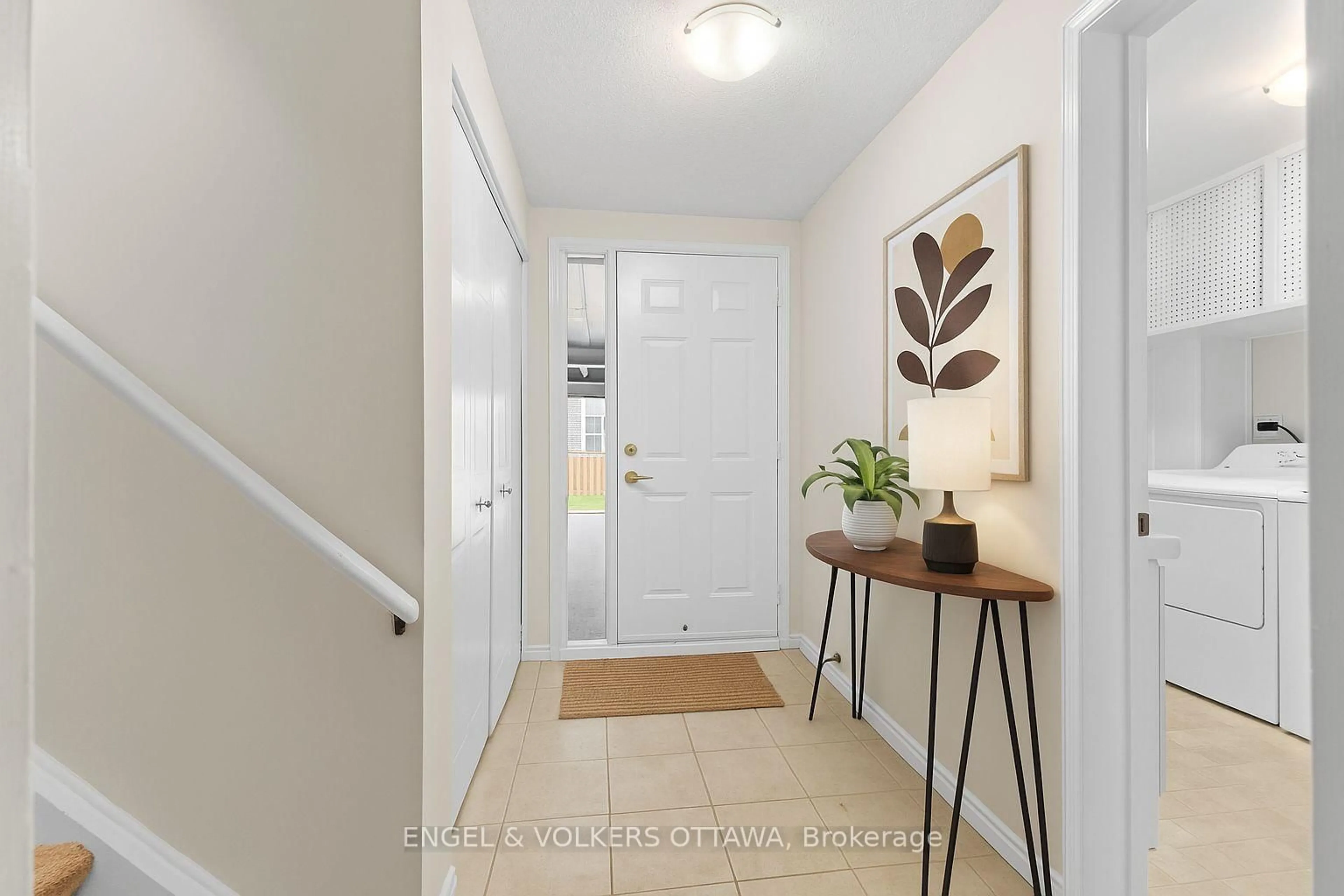 Indoor entryway for 1129 Chimney Hill Way, Ottawa Ontario K1J 8Z7