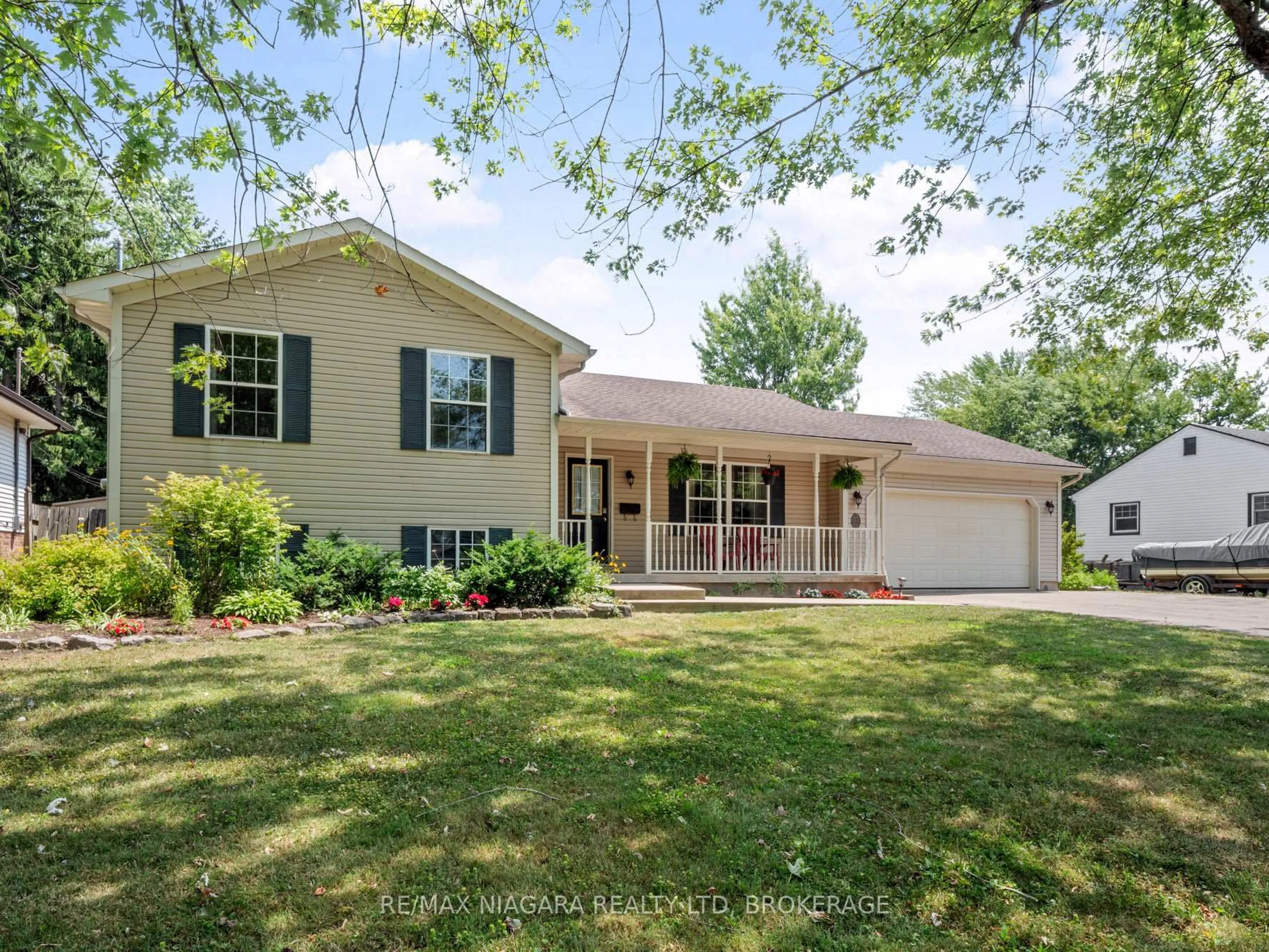 Home with vinyl exterior material, street for 630 Scott Ave, Fort Erie Ontario L2A 5G2