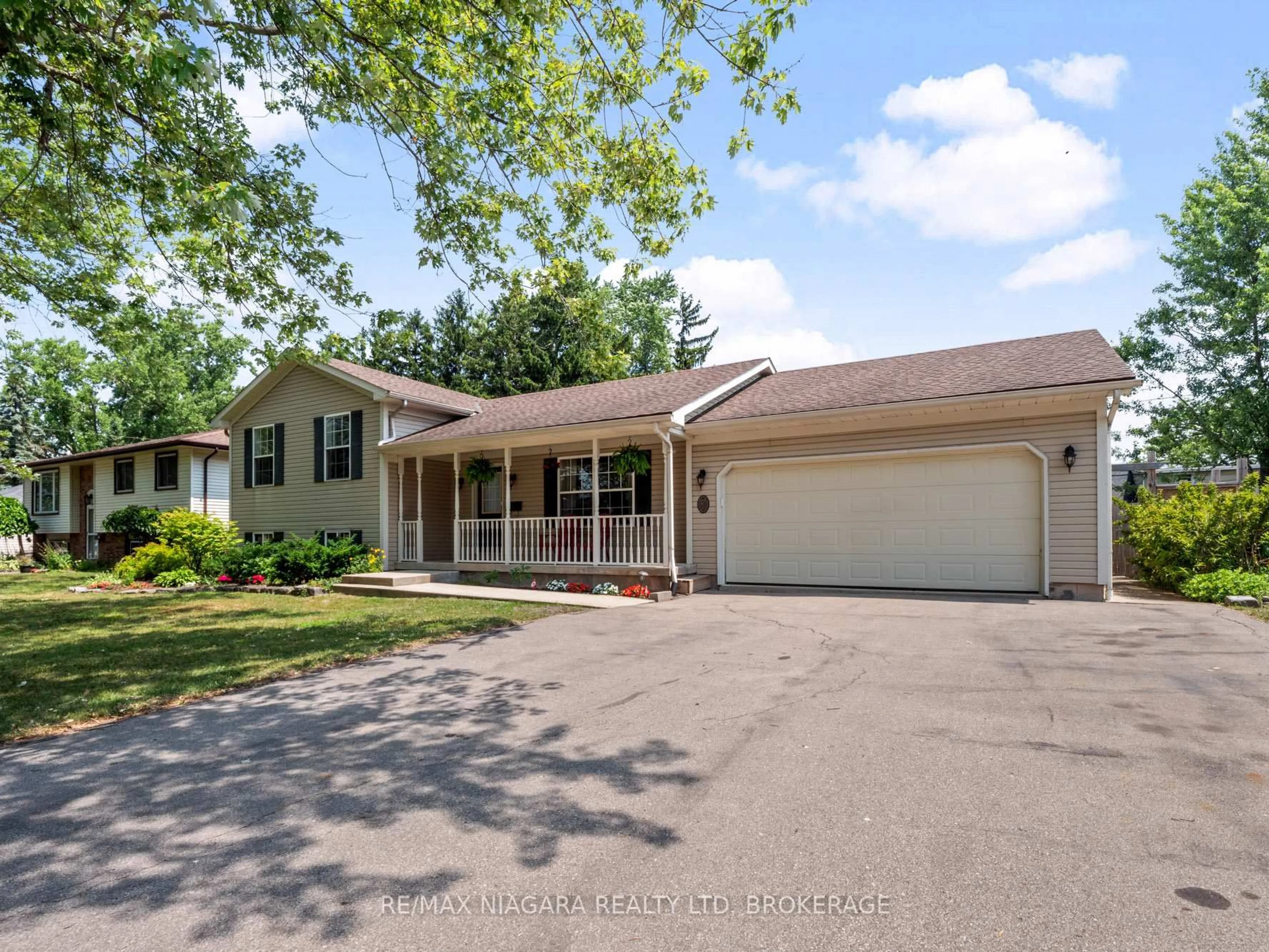 Home with vinyl exterior material, street for 630 Scott Ave, Fort Erie Ontario L2A 5G2