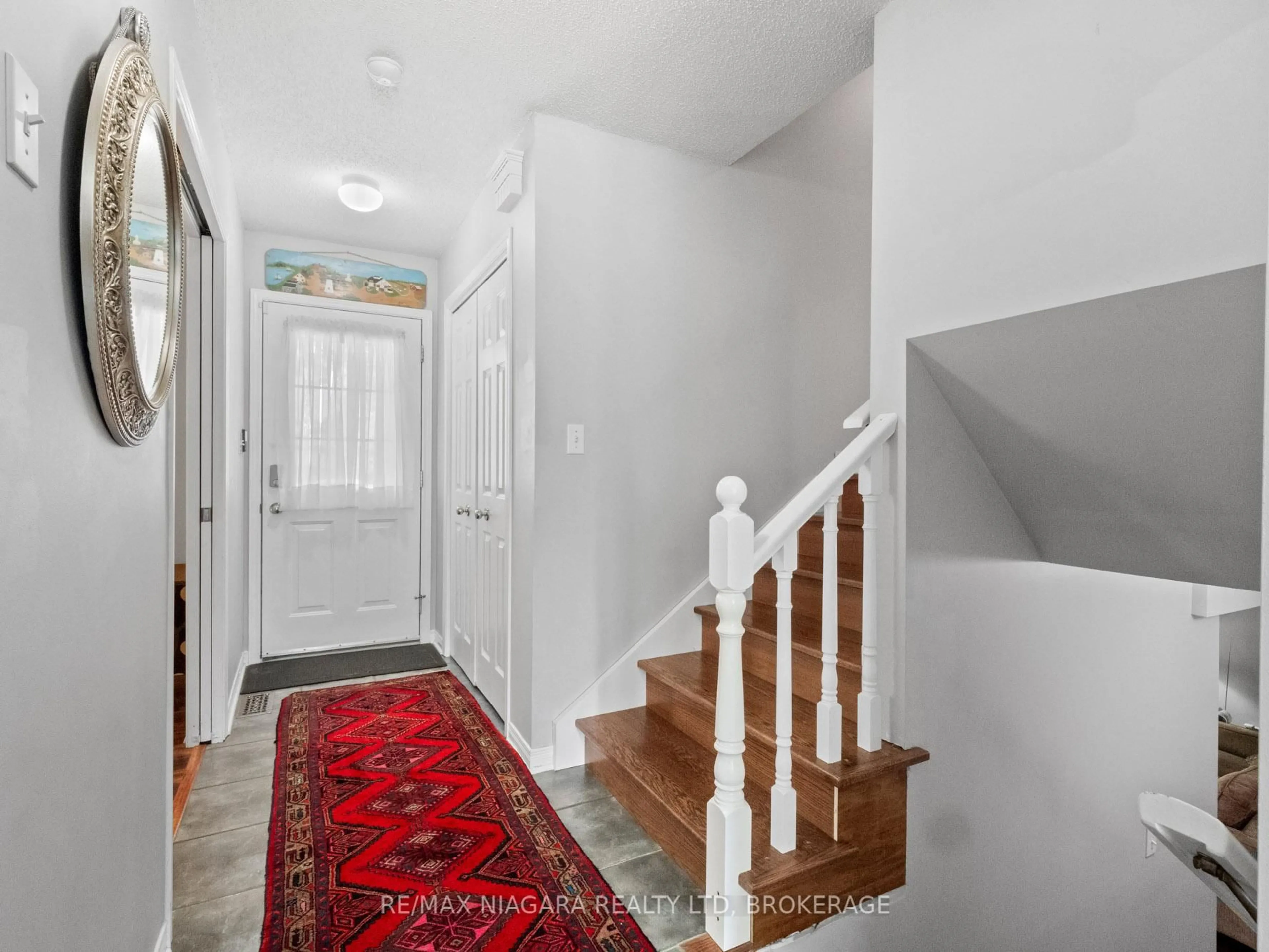 Indoor entryway for 630 Scott Ave, Fort Erie Ontario L2A 5G2